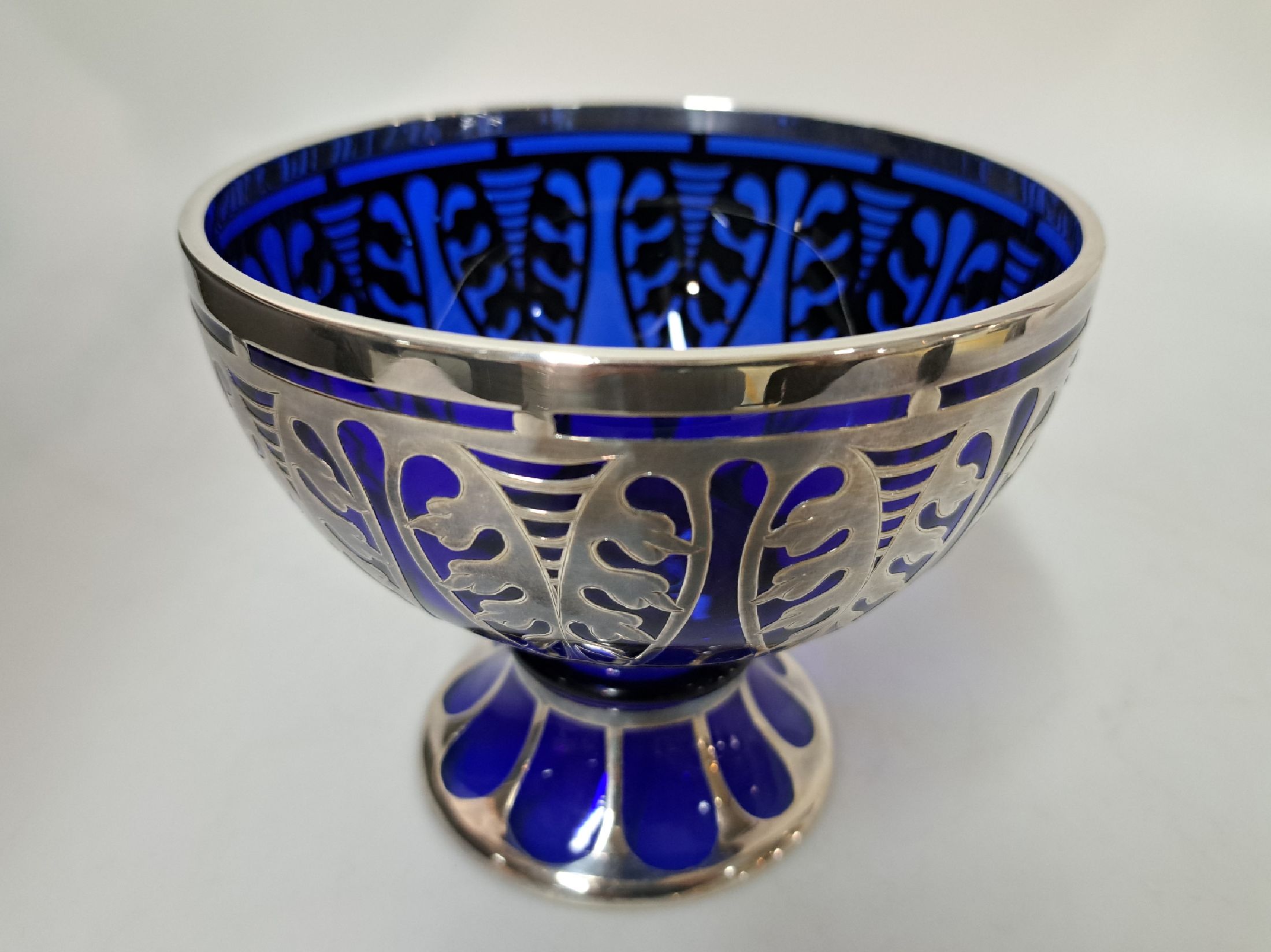 Detail e: Deckelschale, Jean Beck München, 1920er Jahre, blaues Glas mit silver-overlay, signiert, H. ca. 17cm