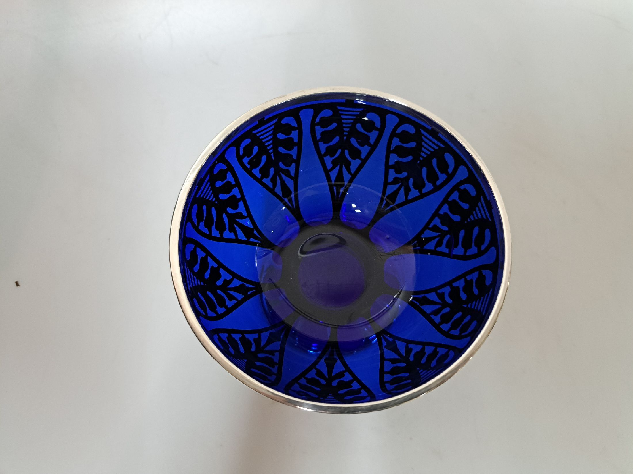 Detail f: Deckelschale, Jean Beck München, 1920er Jahre, blaues Glas mit silver-overlay, signiert, H. ca. 17cm