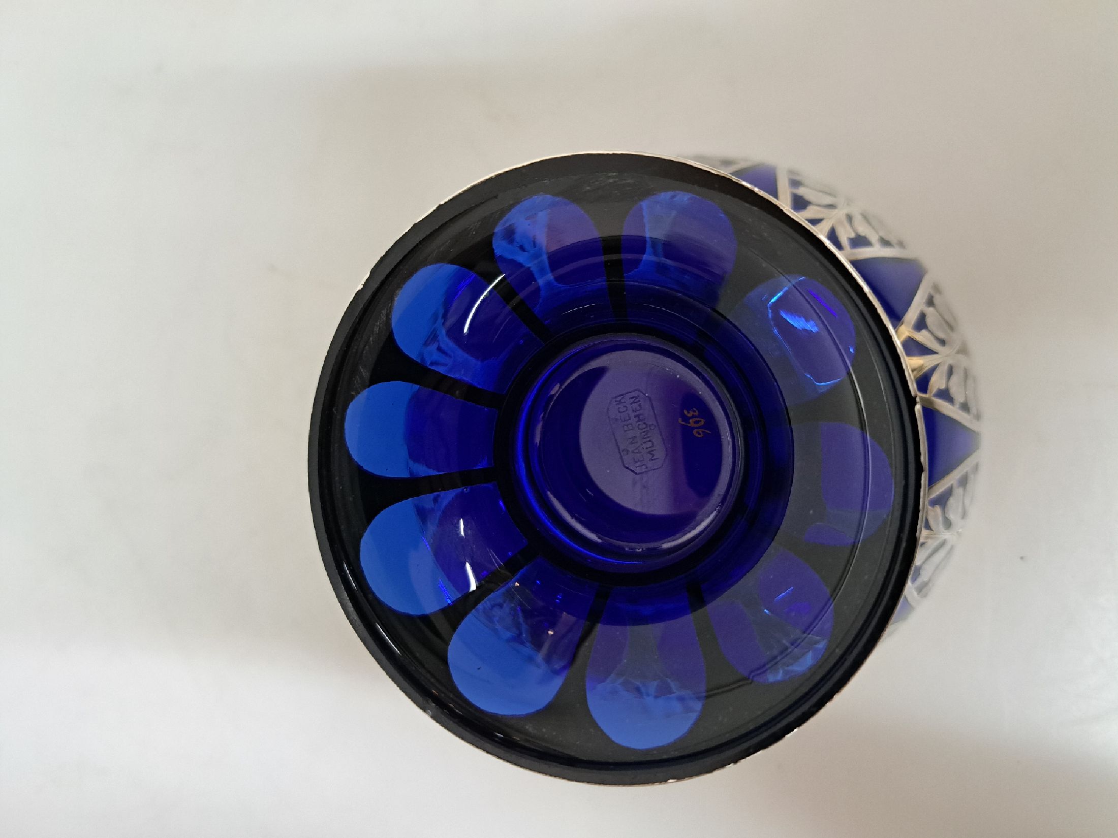 Detail g: Deckelschale, Jean Beck München, 1920er Jahre, blaues Glas mit silver-overlay, signiert, H. ca. 17cm