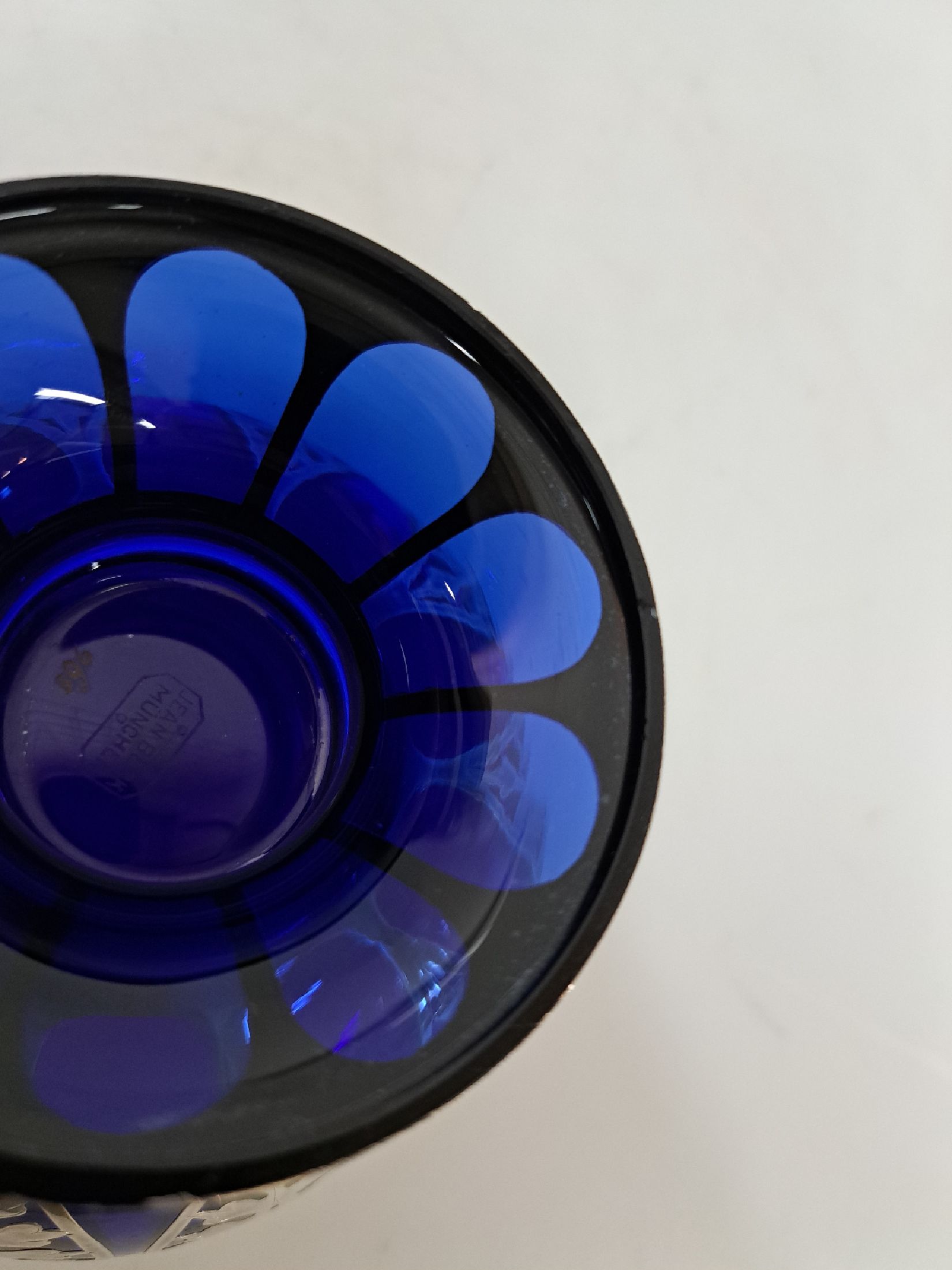 Detail h: Deckelschale, Jean Beck München, 1920er Jahre, blaues Glas mit silver-overlay, signiert, H. ca. 17cm