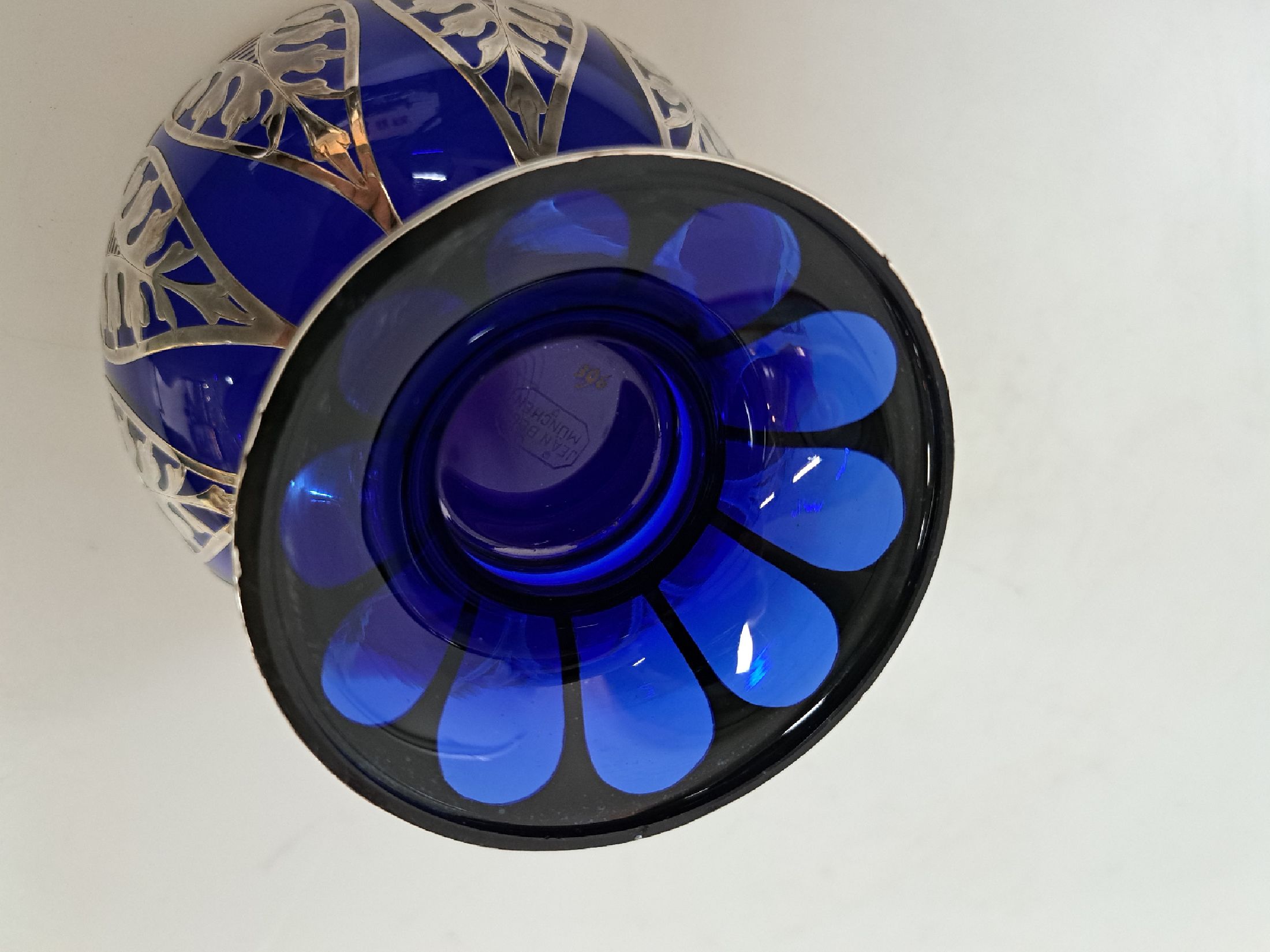 Detail i: Deckelschale, Jean Beck München, 1920er Jahre, blaues Glas mit silver-overlay, signiert, H. ca. 17cm