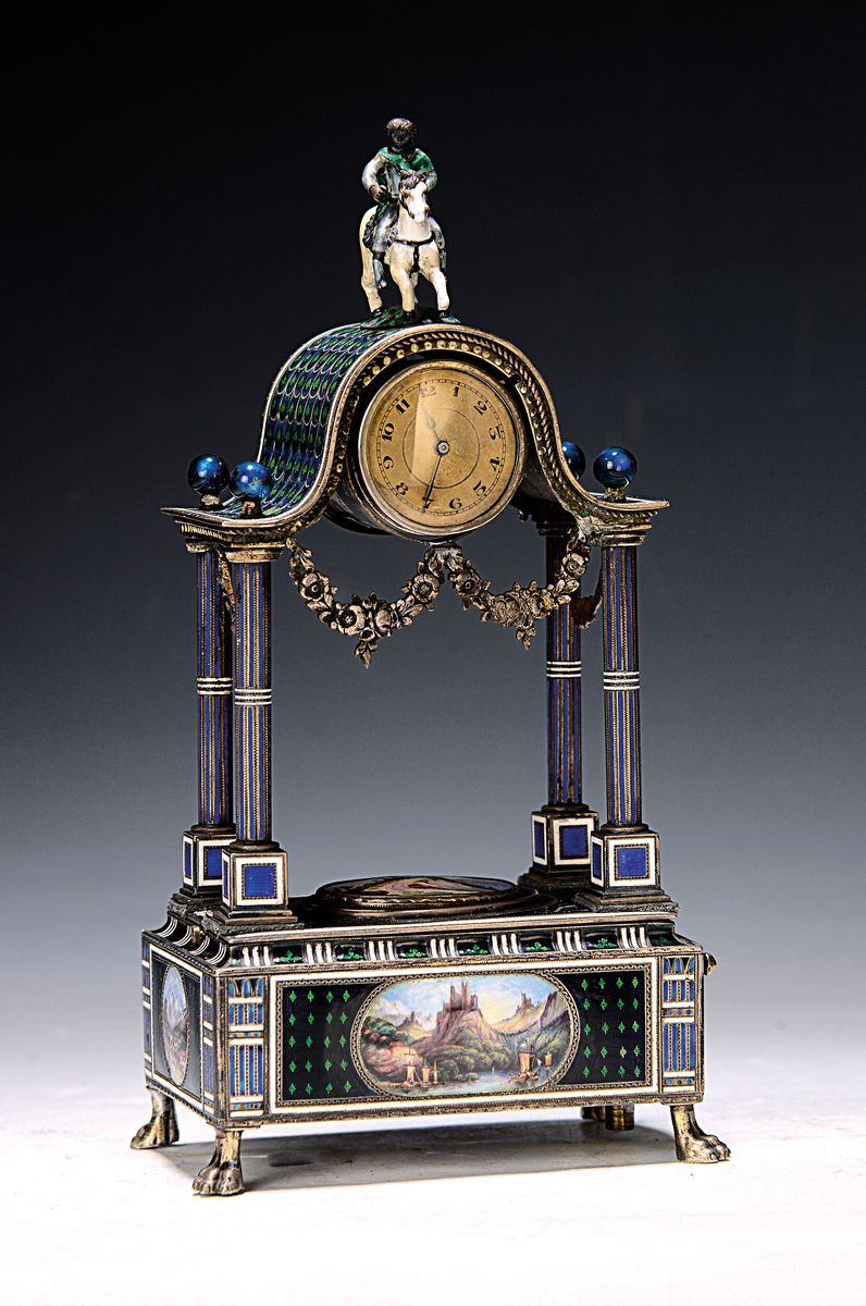 Tischuhr mit Vogelspieluhr, Schweiz, um 1900, Silbergehäuse fein emailliert, Boden gepunzt, teils transluzid, Sockel allseitig mit vier ...