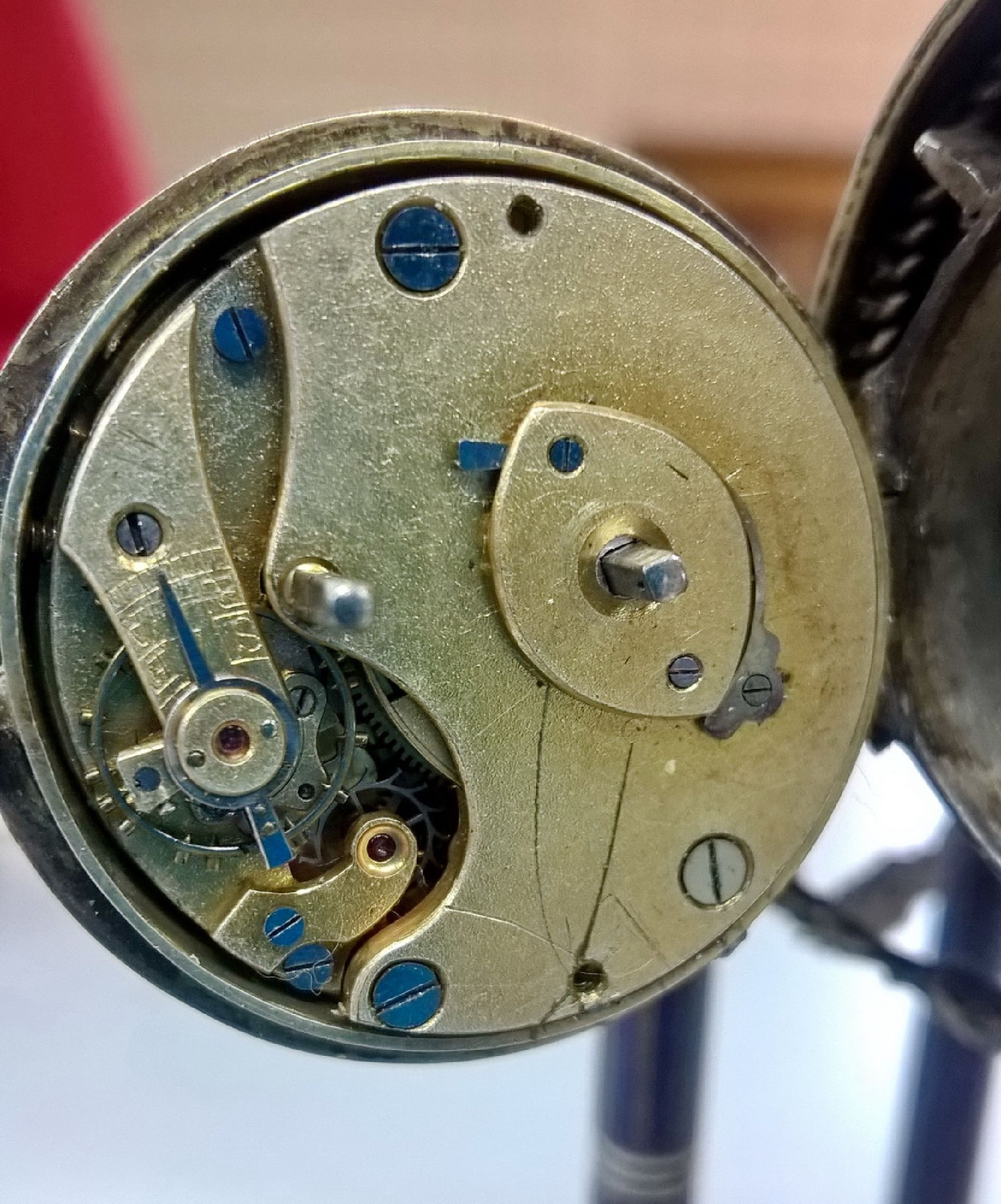 Detail g: Tischuhr mit Vogelspieluhr, Schweiz, um 1900, Silbergehäuse fein emailliert, Boden gepunzt, teils transluzid, Sockel allseitig mit vier ...
