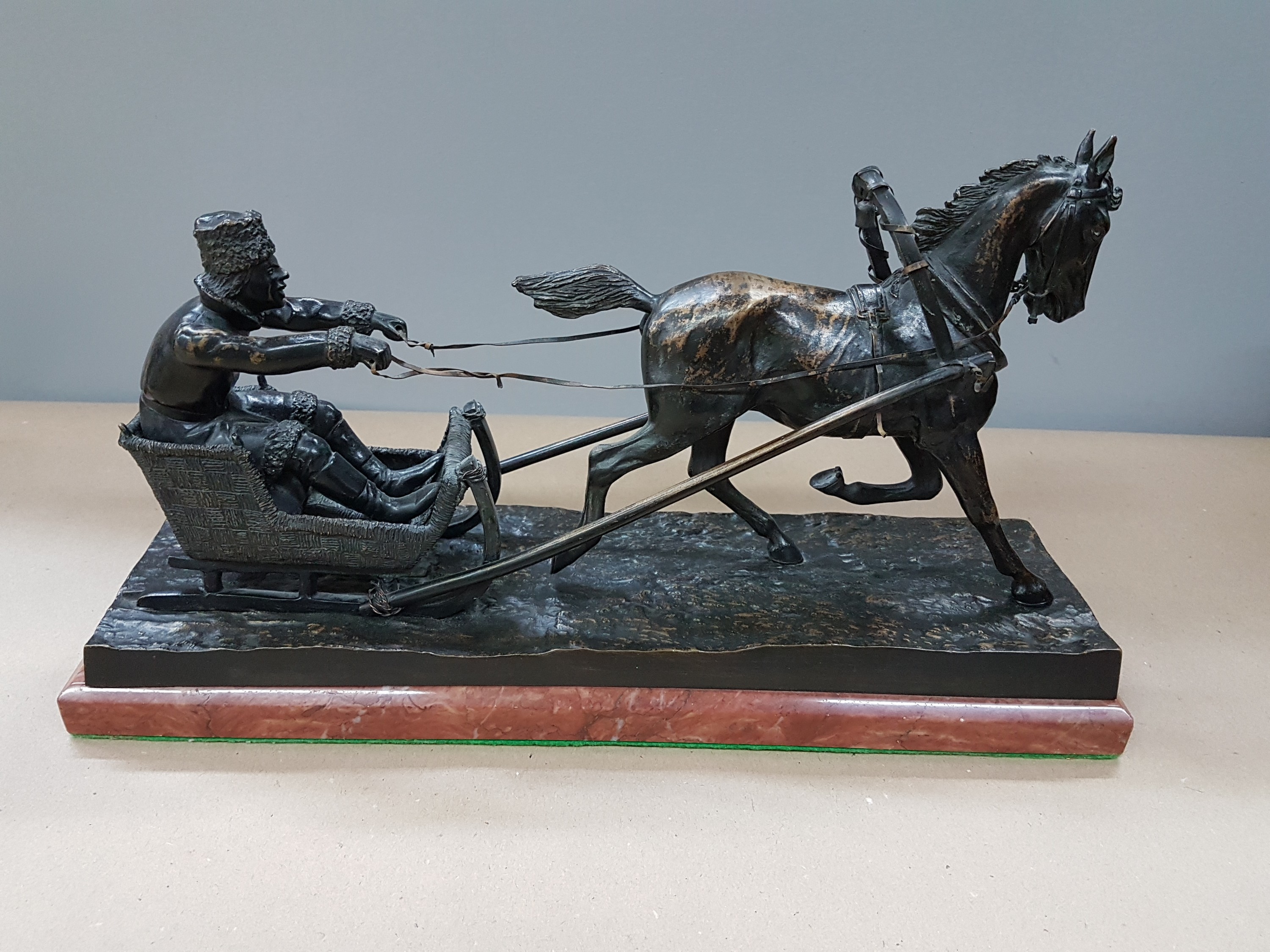 Detail a: Bronzeskulptur, deutsch, um 1910, Mann im Pferdeschlitten, Gießerstempel Gladenbeck, Marmorplinthe, ca. 22x37x11cm