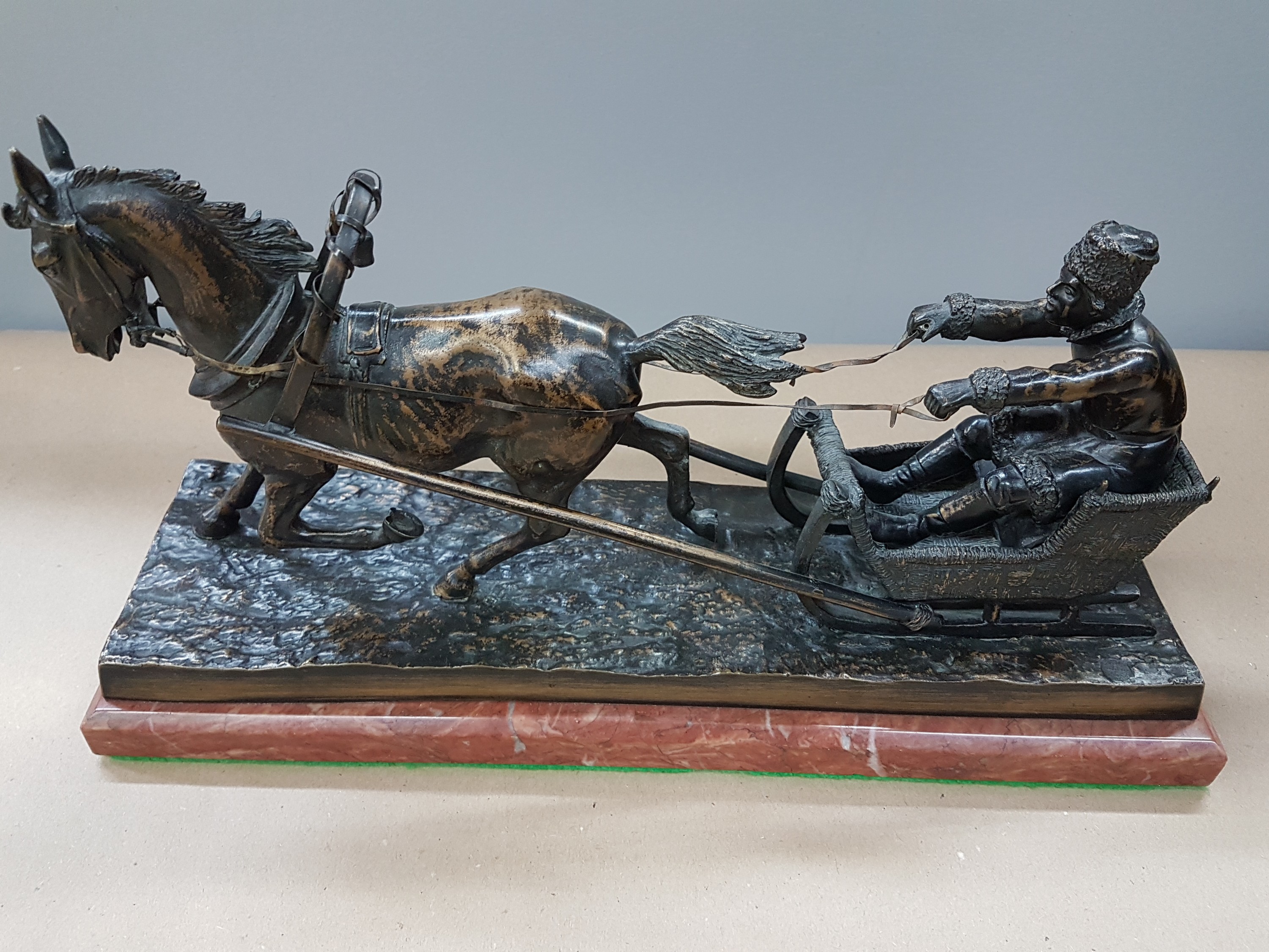 Detail b: Bronzeskulptur, deutsch, um 1910, Mann im Pferdeschlitten, Gießerstempel Gladenbeck, Marmorplinthe, ca. 22x37x11cm