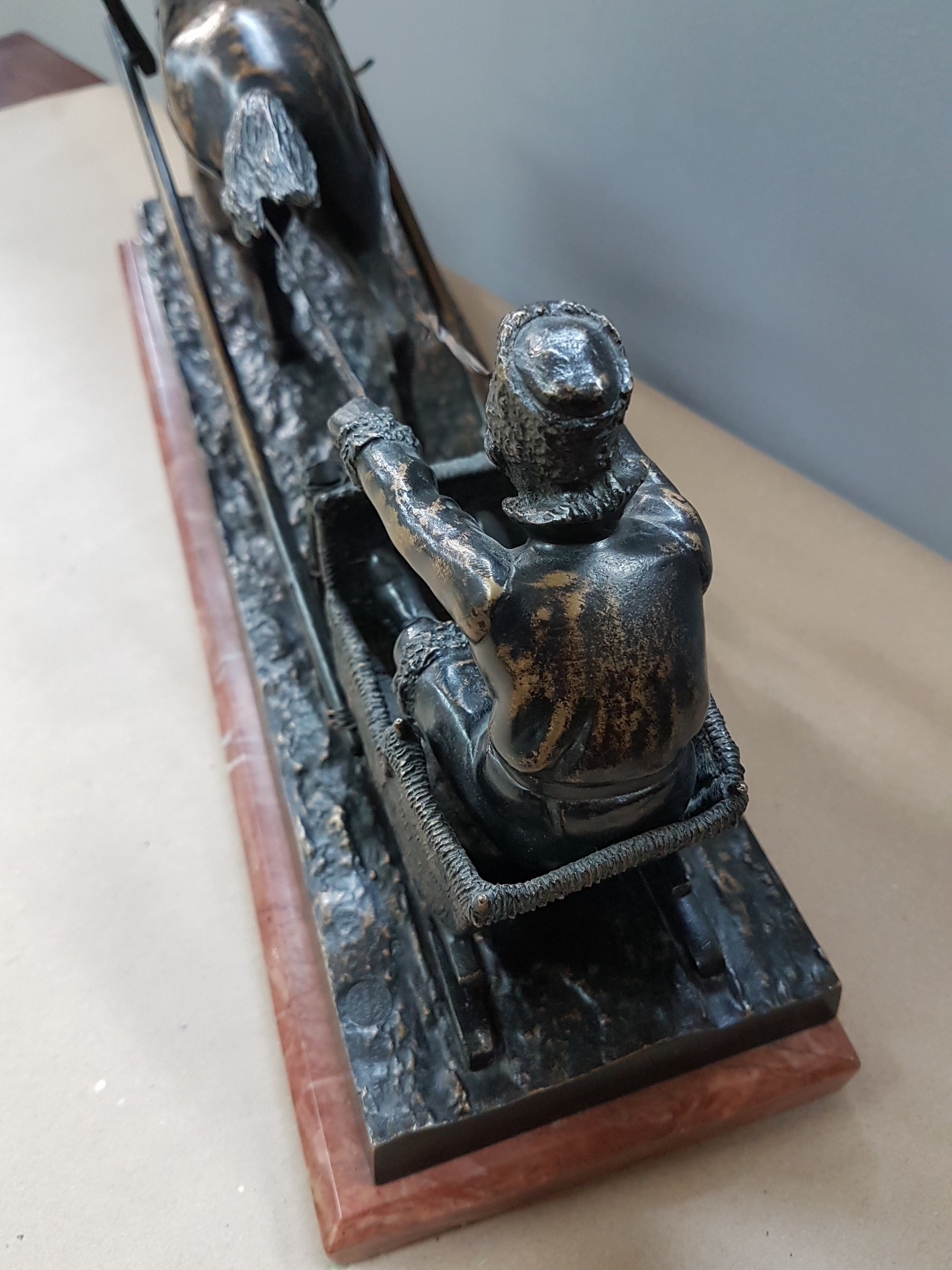 Detail c: Bronzeskulptur, deutsch, um 1910, Mann im Pferdeschlitten, Gießerstempel Gladenbeck, Marmorplinthe, ca. 22x37x11cm