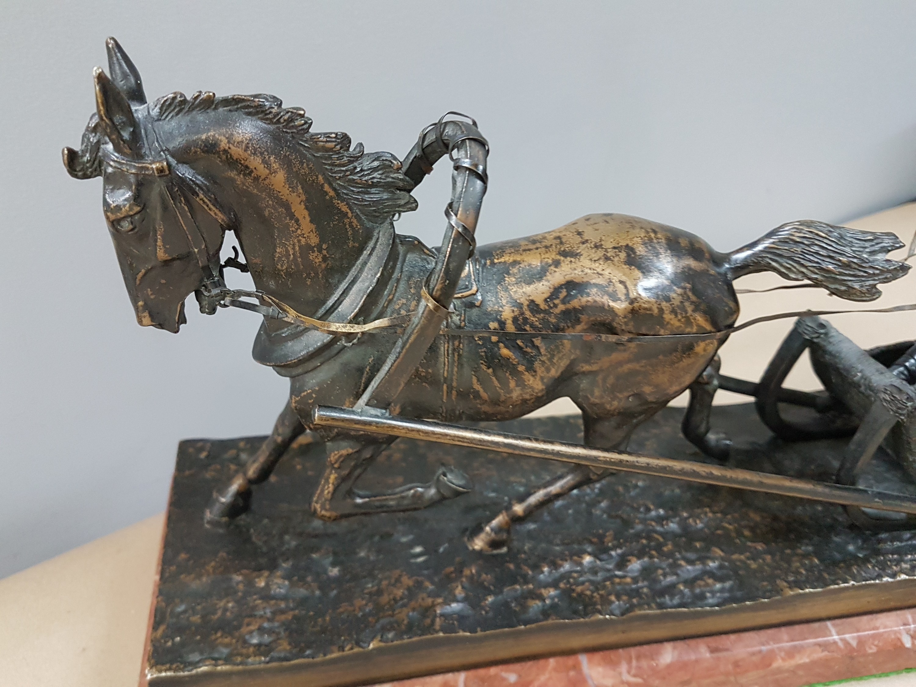 Detail d: Bronzeskulptur, deutsch, um 1910, Mann im Pferdeschlitten, Gießerstempel Gladenbeck, Marmorplinthe, ca. 22x37x11cm