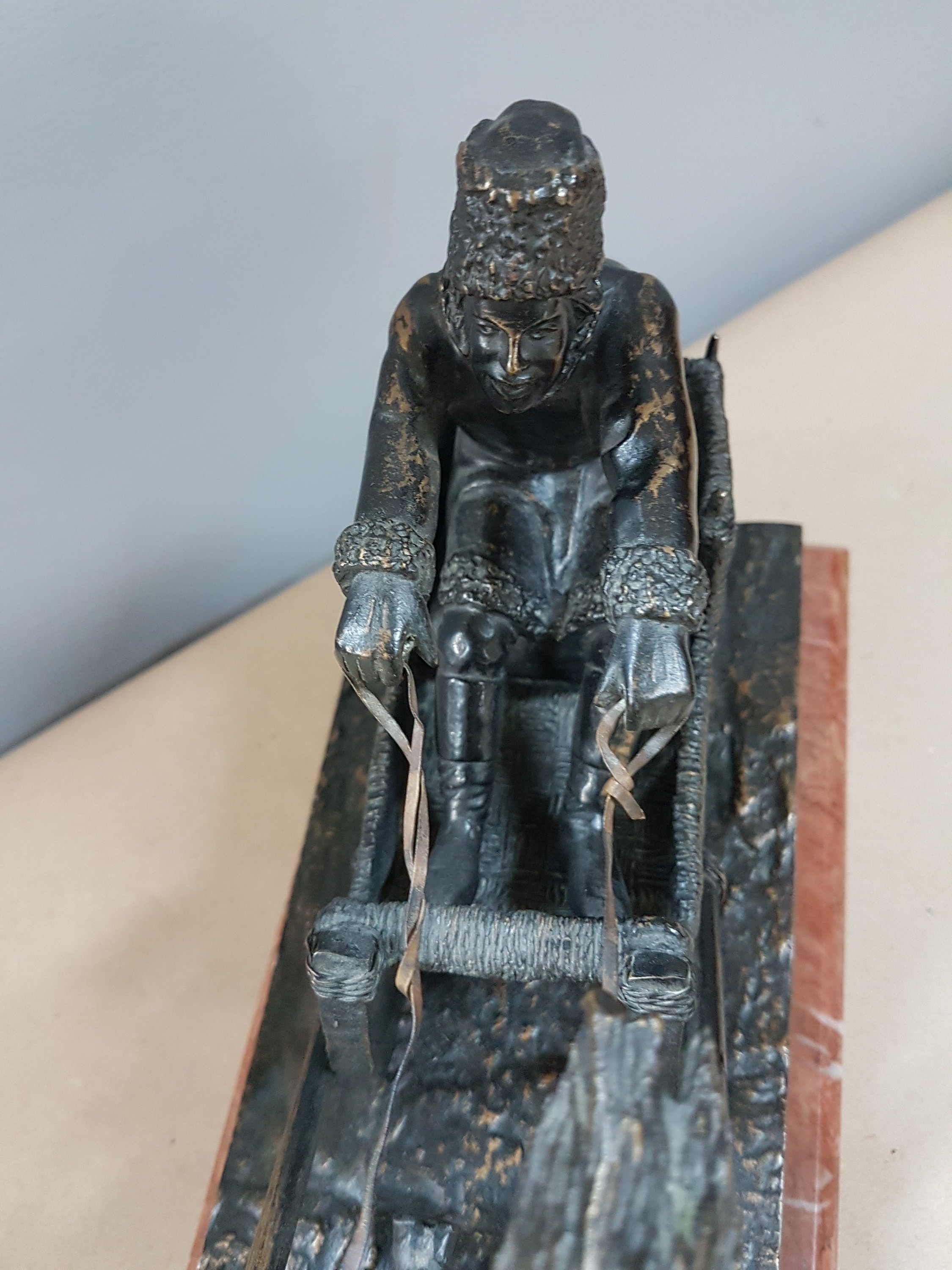 Detail f: Bronzeskulptur, deutsch, um 1910, Mann im Pferdeschlitten, Gießerstempel Gladenbeck, Marmorplinthe, ca. 22x37x11cm
