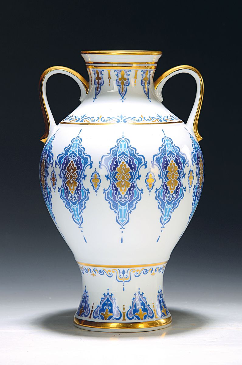 Doppelhenkelvase, Noritake Japan, 20. Jh., Porzellan, reicher Dekor in verschiedenen Blautönen und Gold, H. ca. 32cm