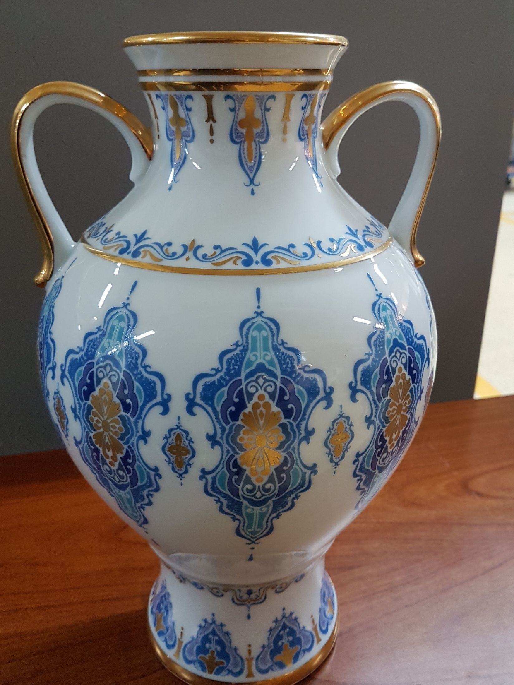 Detail a: Doppelhenkelvase, Noritake Japan, 20. Jh., Porzellan, reicher Dekor in verschiedenen Blautönen und Gold, H. ca. 32cm