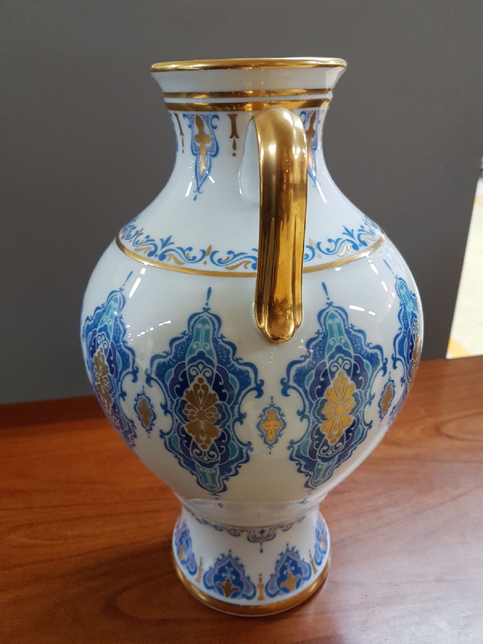 Detail b: Doppelhenkelvase, Noritake Japan, 20. Jh., Porzellan, reicher Dekor in verschiedenen Blautönen und Gold, H. ca. 32cm
