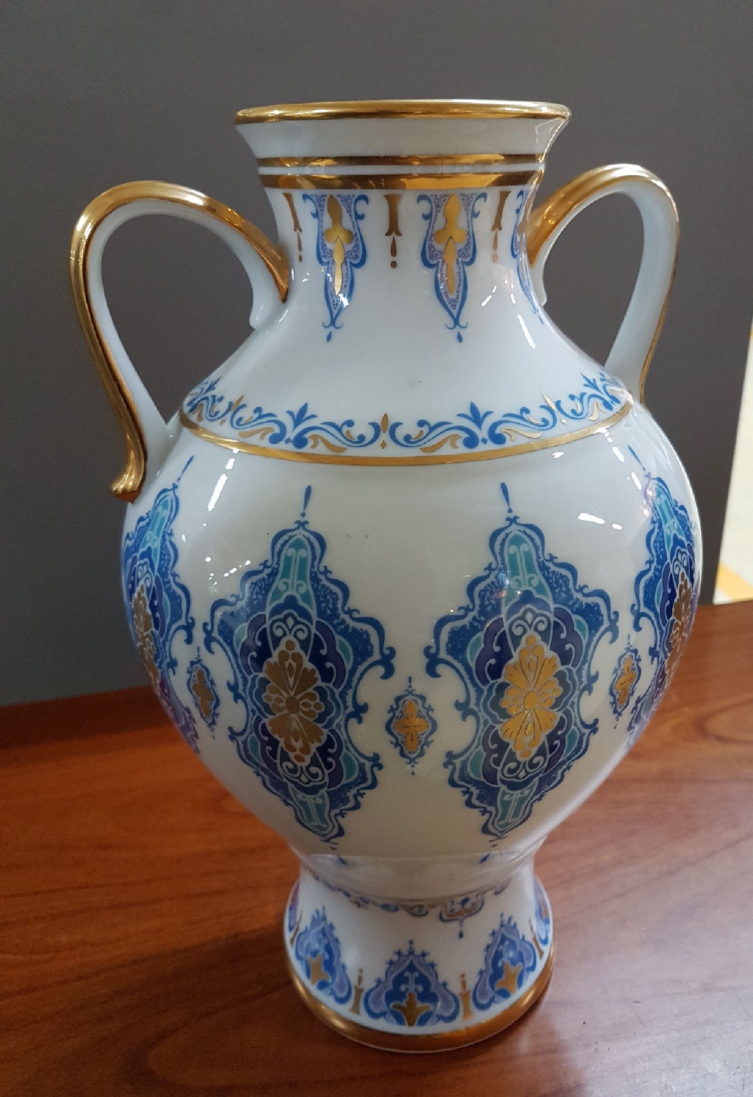 Detail c: Doppelhenkelvase, Noritake Japan, 20. Jh., Porzellan, reicher Dekor in verschiedenen Blautönen und Gold, H. ca. 32cm