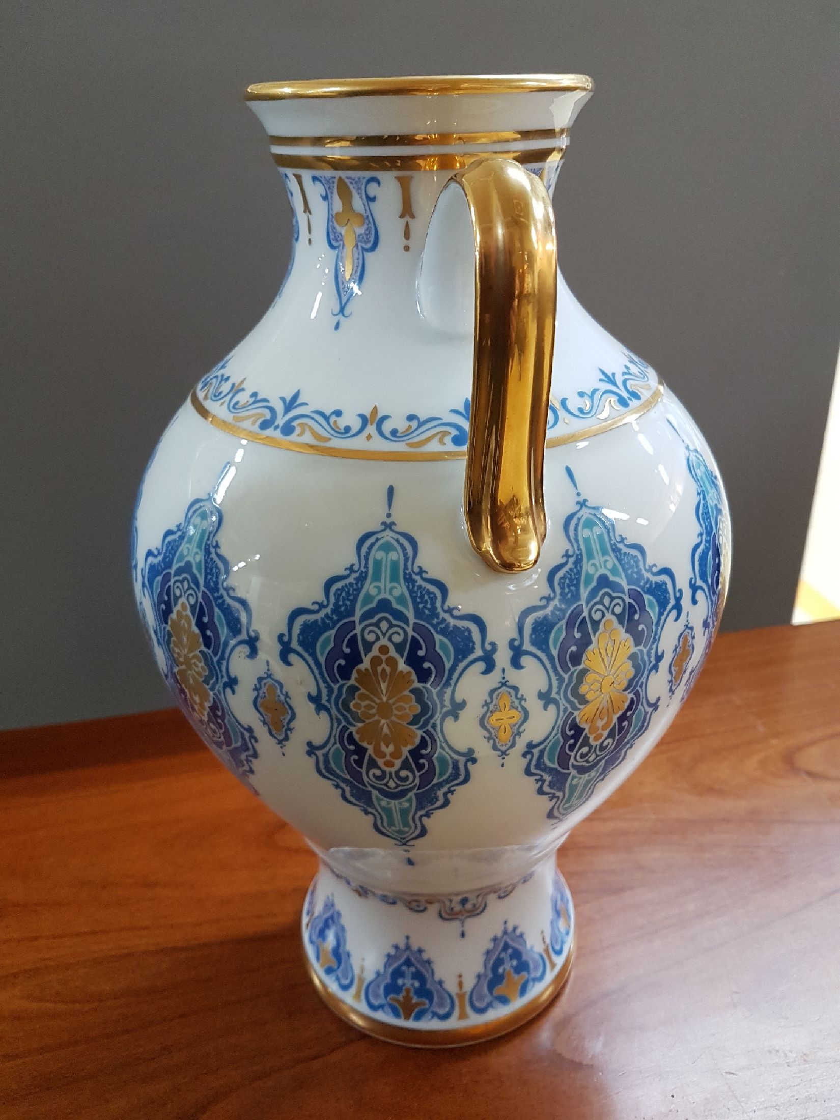 Detail d: Doppelhenkelvase, Noritake Japan, 20. Jh., Porzellan, reicher Dekor in verschiedenen Blautönen und Gold, H. ca. 32cm
