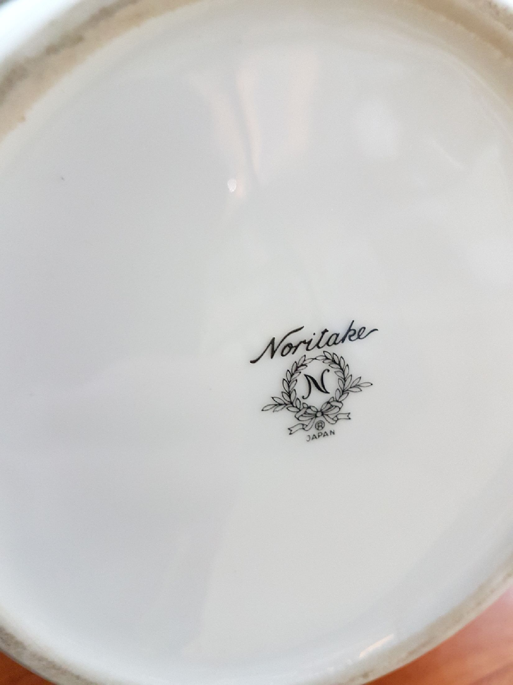 Detail e: Doppelhenkelvase, Noritake Japan, 20. Jh., Porzellan, reicher Dekor in verschiedenen Blautönen und Gold, H. ca. 32cm