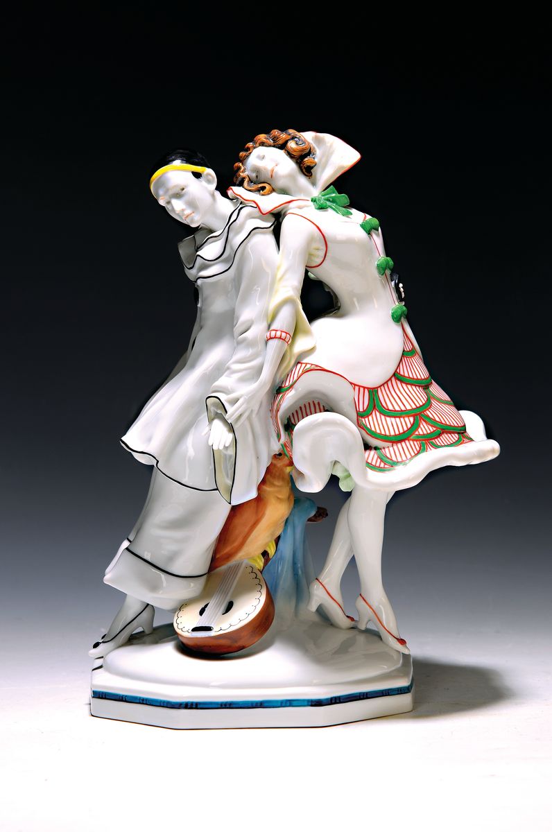 Große Porzellanfigur, deutsch, Scheibe, um 1910-20, Pierrot und Kolumbine, bunt bemalt im typischen Art-Deco, H. ca. 28cm