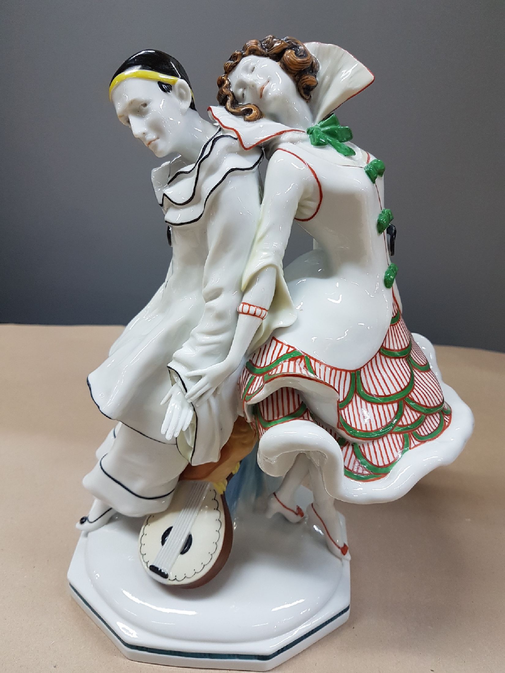 Detail a: Große Porzellanfigur, deutsch, Scheibe, um 1910-20, Pierrot und Kolumbine, bunt bemalt im typischen Art-Deco, H. ca. 28cm