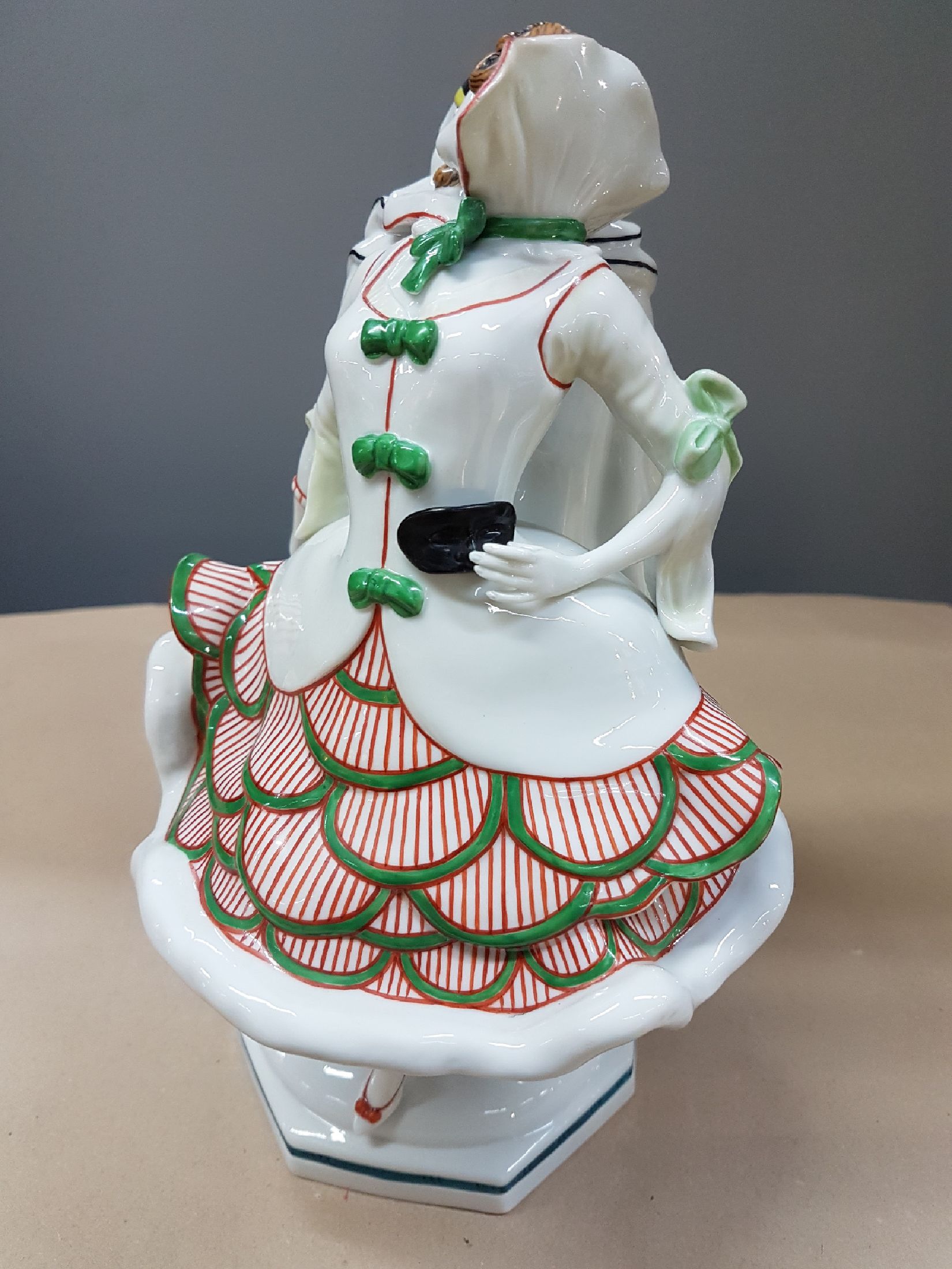 Detail b: Große Porzellanfigur, deutsch, Scheibe, um 1910-20, Pierrot und Kolumbine, bunt bemalt im typischen Art-Deco, H. ca. 28cm