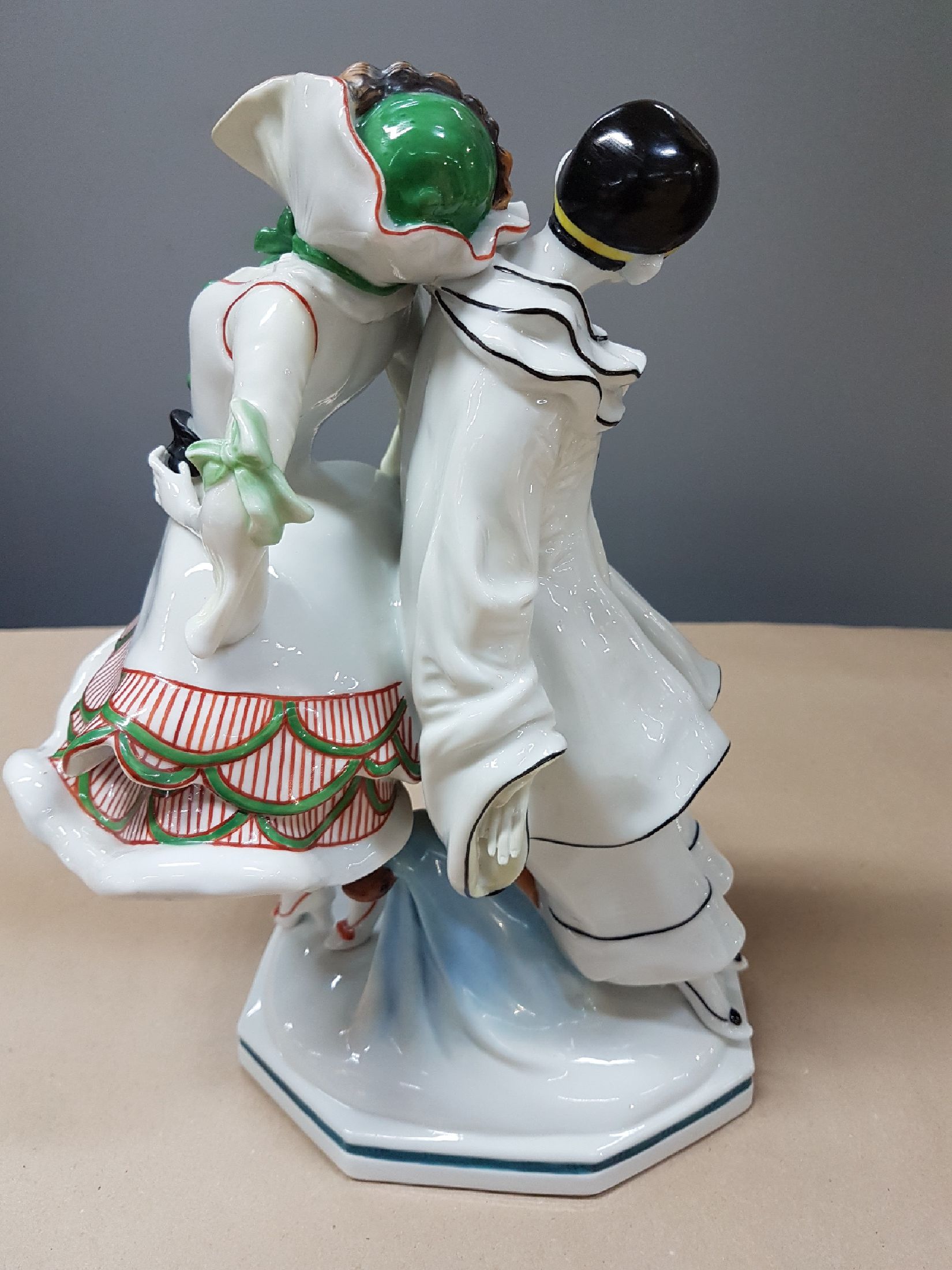 Detail c: Große Porzellanfigur, deutsch, Scheibe, um 1910-20, Pierrot und Kolumbine, bunt bemalt im typischen Art-Deco, H. ca. 28cm