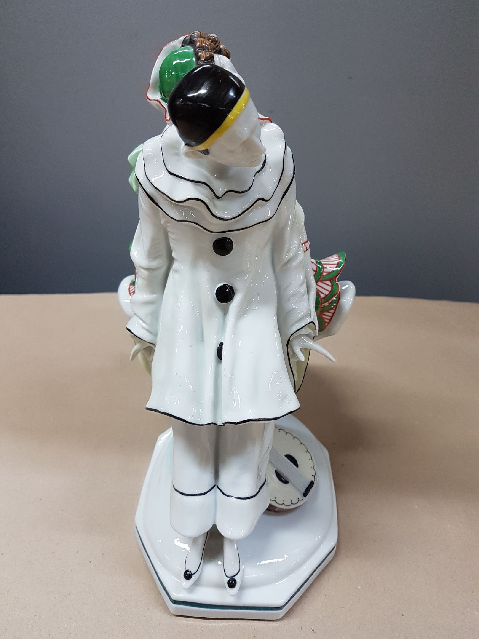 Detail d: Große Porzellanfigur, deutsch, Scheibe, um 1910-20, Pierrot und Kolumbine, bunt bemalt im typischen Art-Deco, H. ca. 28cm