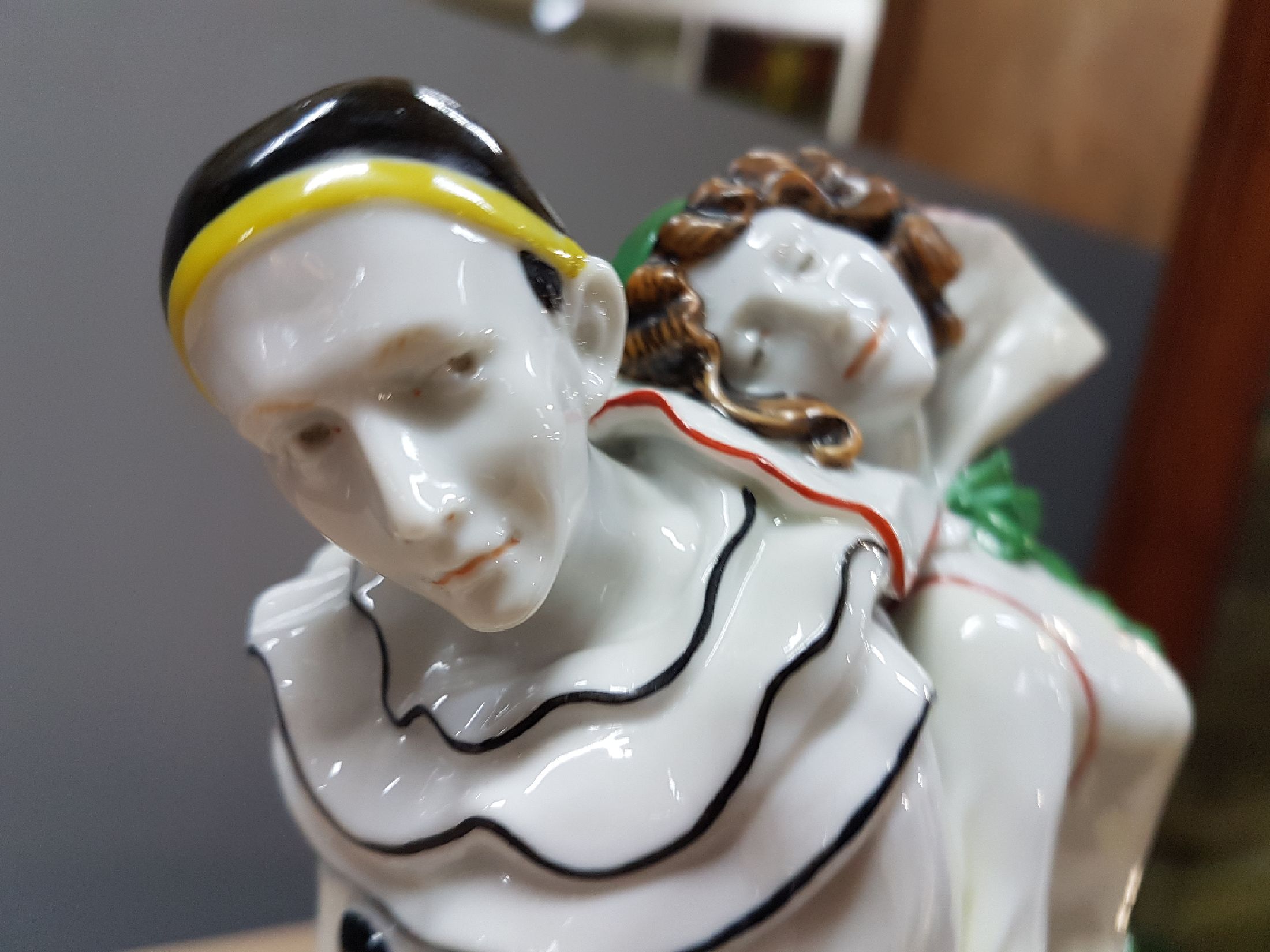 Detail f: Große Porzellanfigur, deutsch, Scheibe, um 1910-20, Pierrot und Kolumbine, bunt bemalt im typischen Art-Deco, H. ca. 28cm