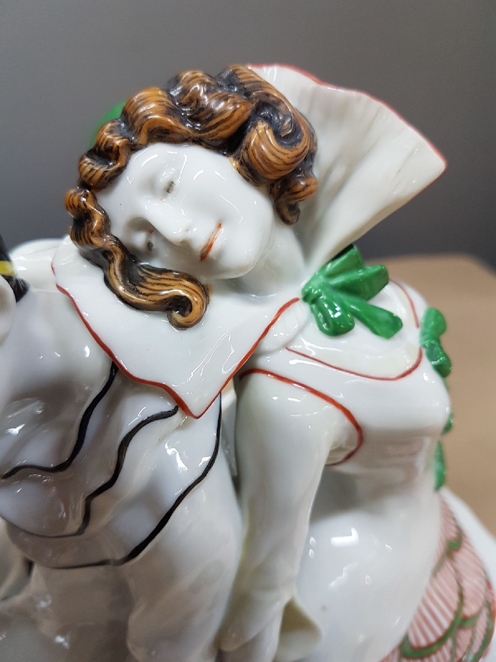 Detail g: Große Porzellanfigur, deutsch, Scheibe, um 1910-20, Pierrot und Kolumbine, bunt bemalt im typischen Art-Deco, H. ca. 28cm
