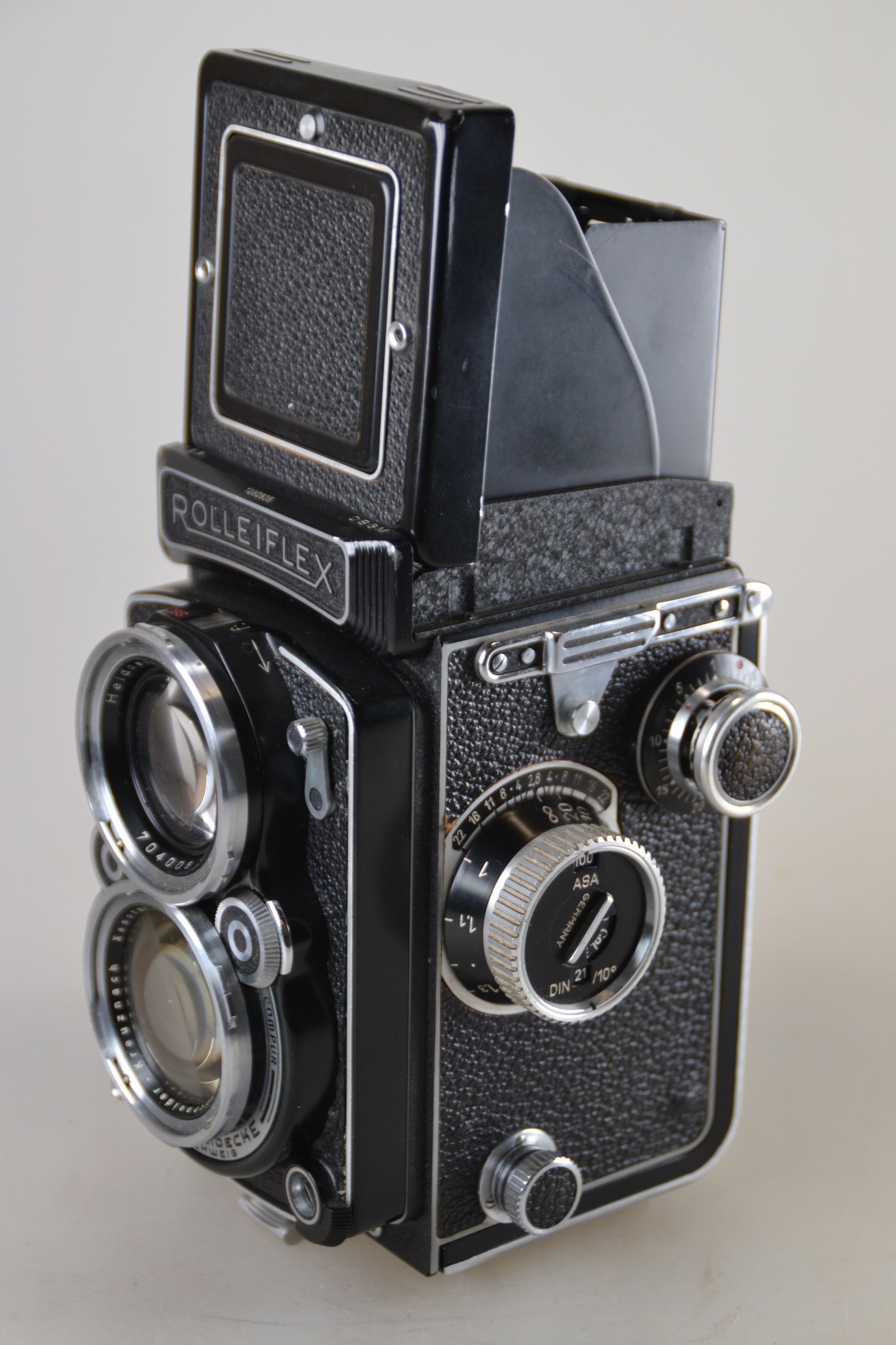 Detail c: Kamera Rolleiflex Nr. 1280935, 2-äugige 6x6 Spiegelreflexkamera, mit Heidosmat 1:2.8, 80mm