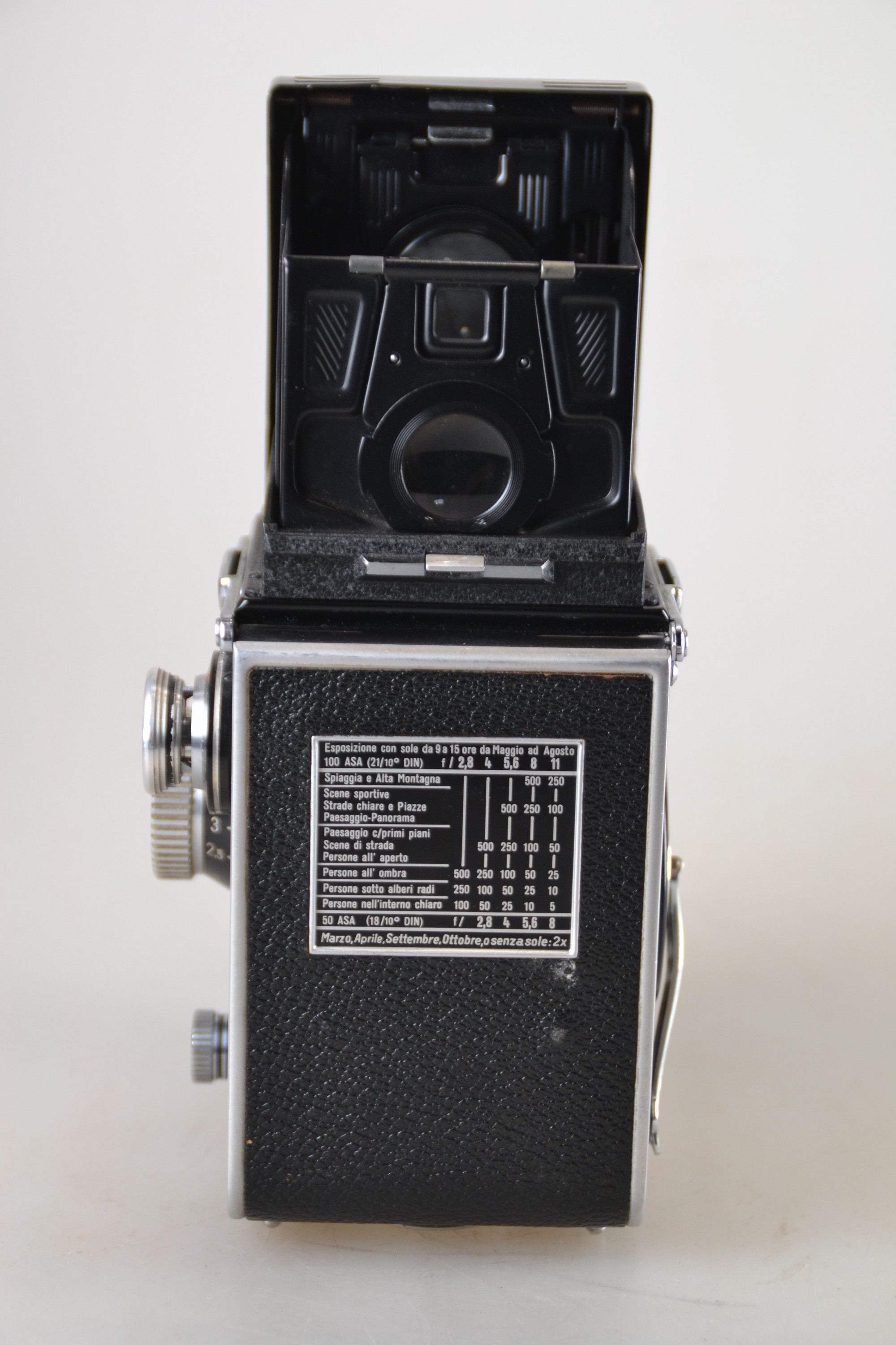 Detail d: Kamera Rolleiflex Nr. 1280935, 2-äugige 6x6 Spiegelreflexkamera, mit Heidosmat 1:2.8, 80mm