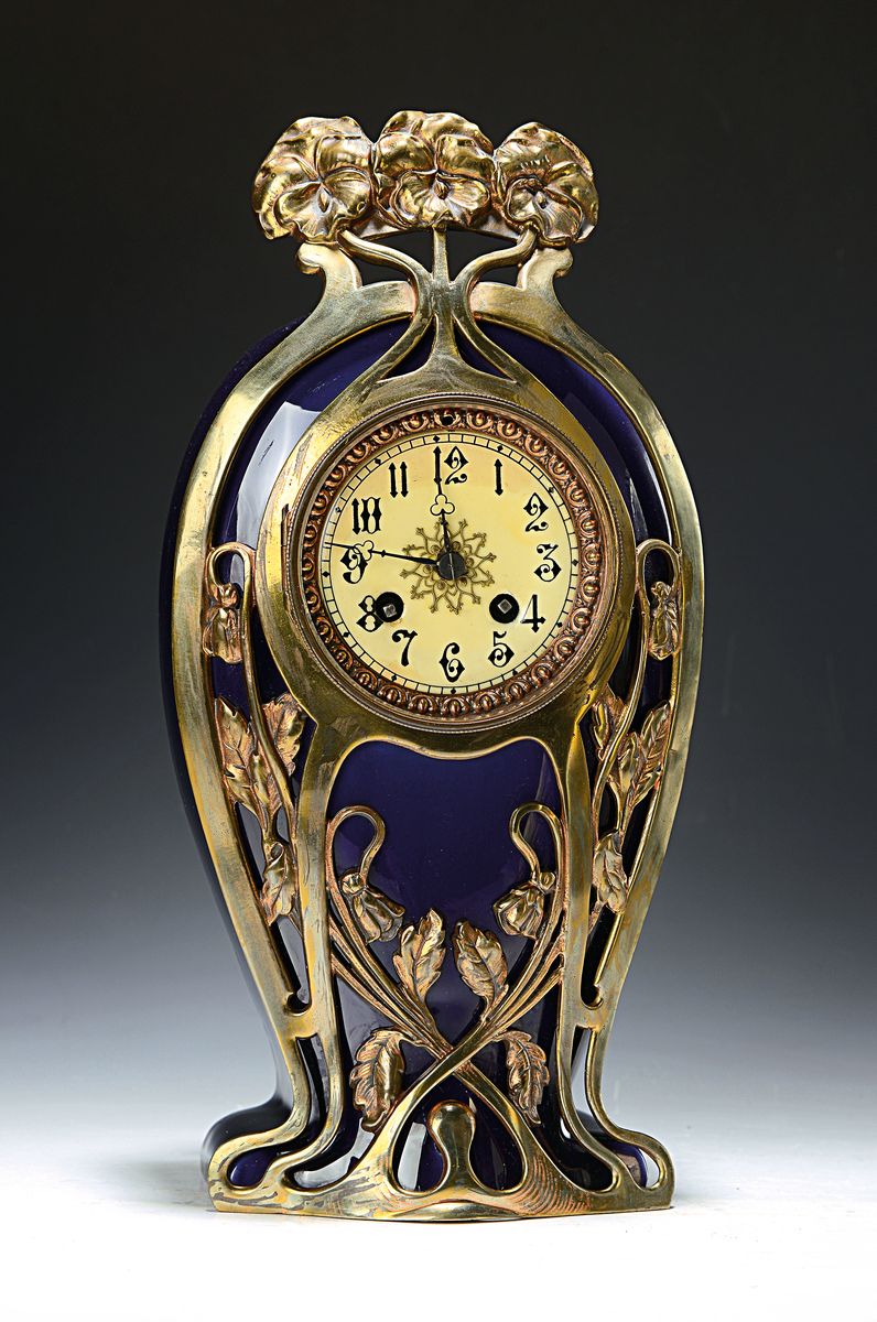 Jugendstil-Tischuhr, wohl Belgien, um 1900, Keramikgehäuse kobaltblau glasiert mit floralen Bronzeapplikationen, Glasdeckel, beigefarbenes ...