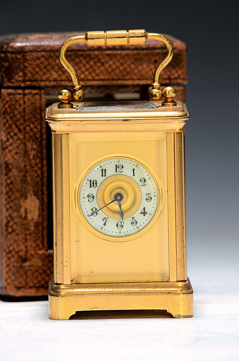 Kleine Reiseuhr im Etui, Frankreich um 1900, allseitig verglastes Messinggehäuse, partiell mit alter Vergoldung, Emailziffernring, Echappement ...