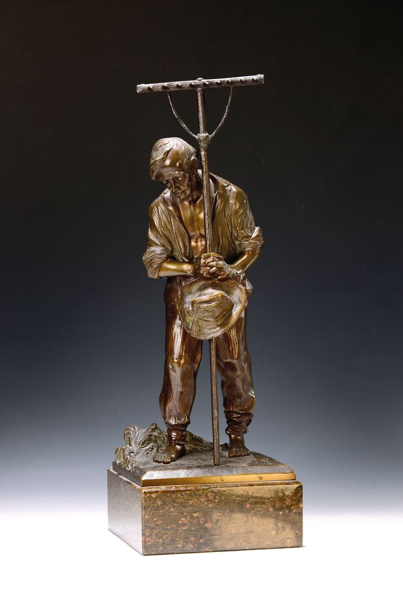 Bronzeskulptur von Paul Ludwig Kowalczewski (1865-1910), Betender Bauer mit Rechen, signiert, Steinsockel, Gesamth. ca. 46cm