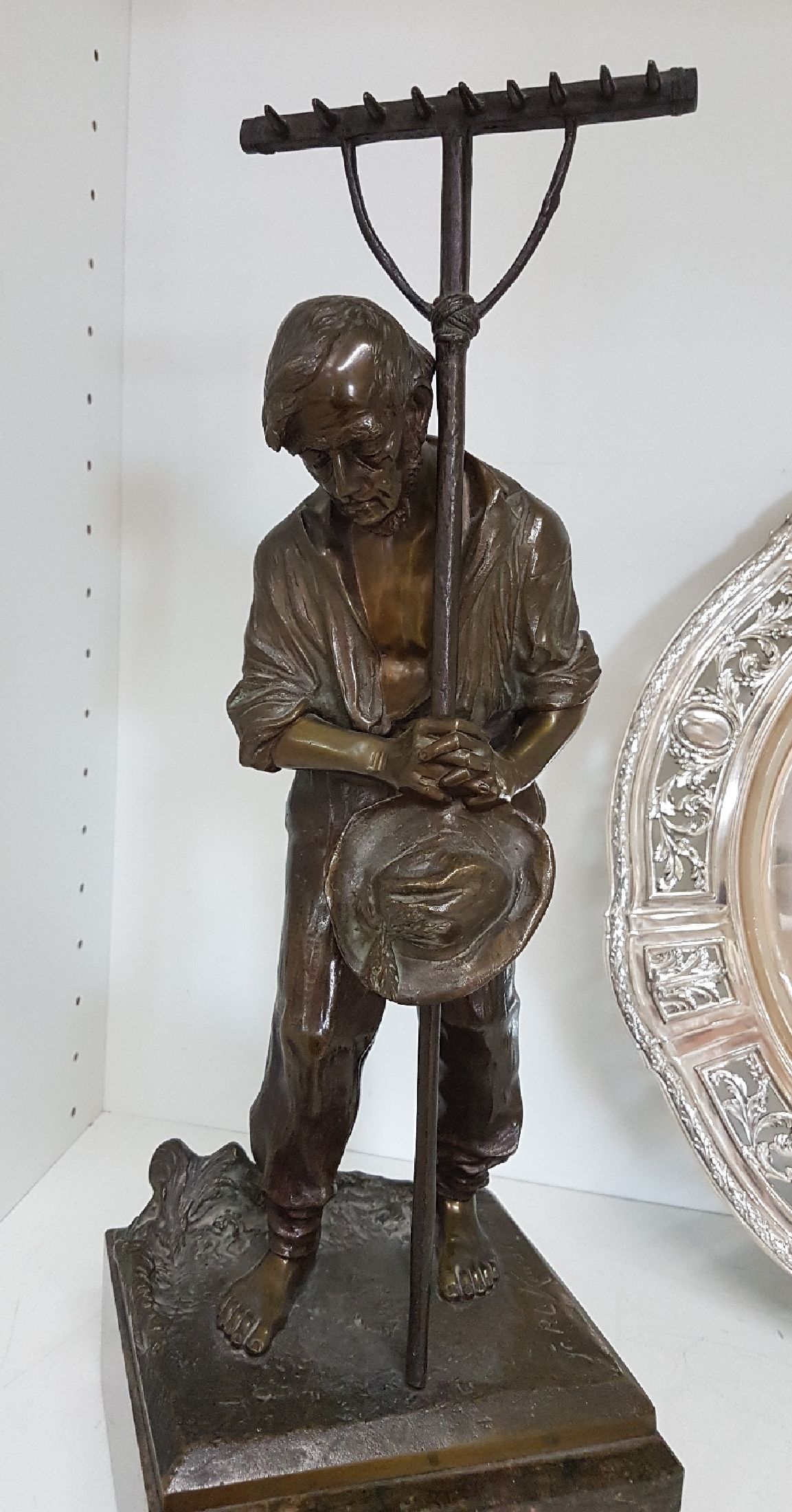 Detail a: Bronzeskulptur von Paul Ludwig Kowalczewski (1865-1910), Betender Bauer mit Rechen, signiert, Steinsockel, Gesamth. ca. 46cm