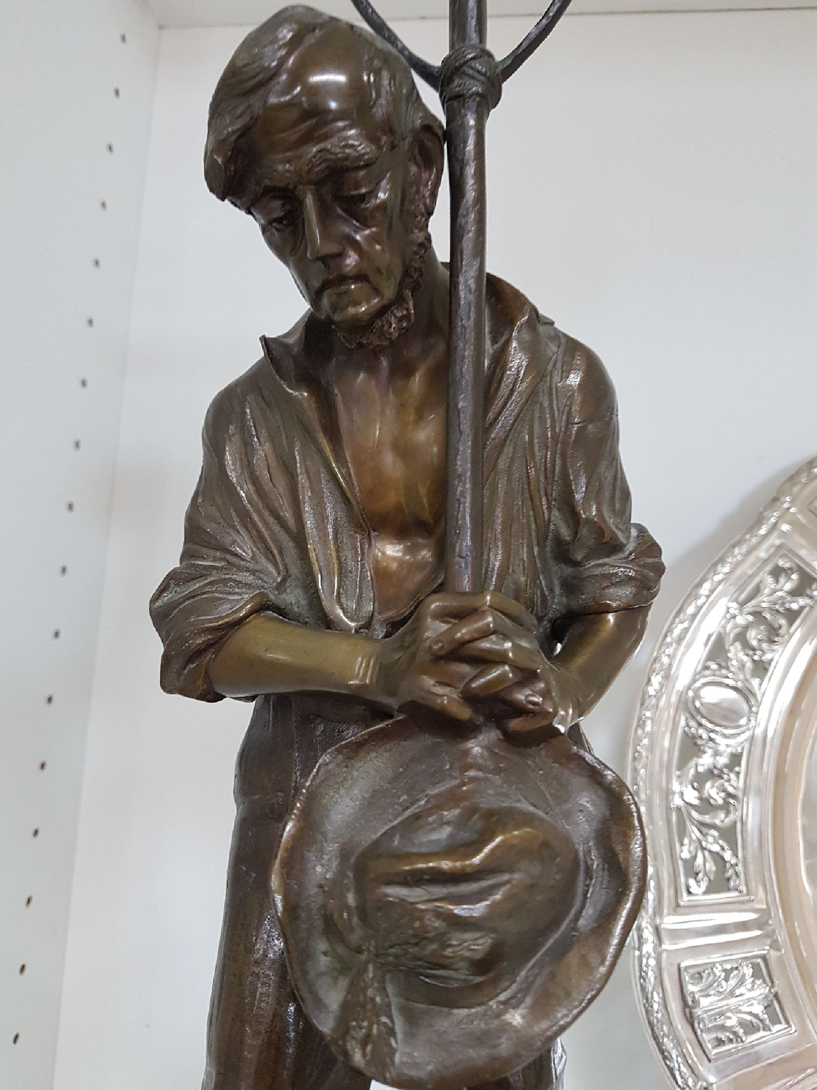 Detail b: Bronzeskulptur von Paul Ludwig Kowalczewski (1865-1910), Betender Bauer mit Rechen, signiert, Steinsockel, Gesamth. ca. 46cm