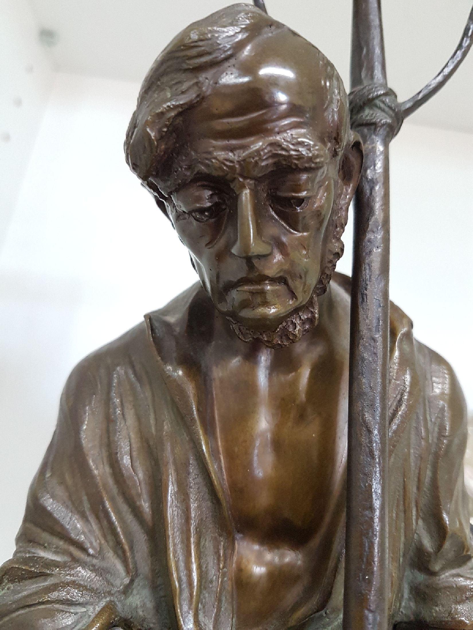 Detail c: Bronzeskulptur von Paul Ludwig Kowalczewski (1865-1910), Betender Bauer mit Rechen, signiert, Steinsockel, Gesamth. ca. 46cm