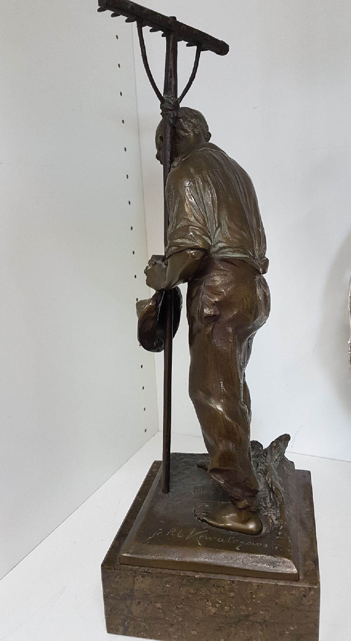 Detail d: Bronzeskulptur von Paul Ludwig Kowalczewski (1865-1910), Betender Bauer mit Rechen, signiert, Steinsockel, Gesamth. ca. 46cm