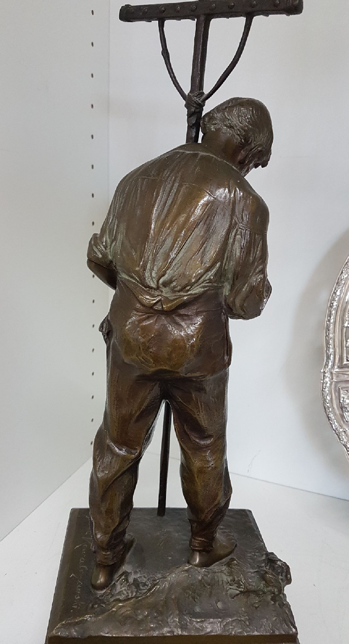 Detail e: Bronzeskulptur von Paul Ludwig Kowalczewski (1865-1910), Betender Bauer mit Rechen, signiert, Steinsockel, Gesamth. ca. 46cm