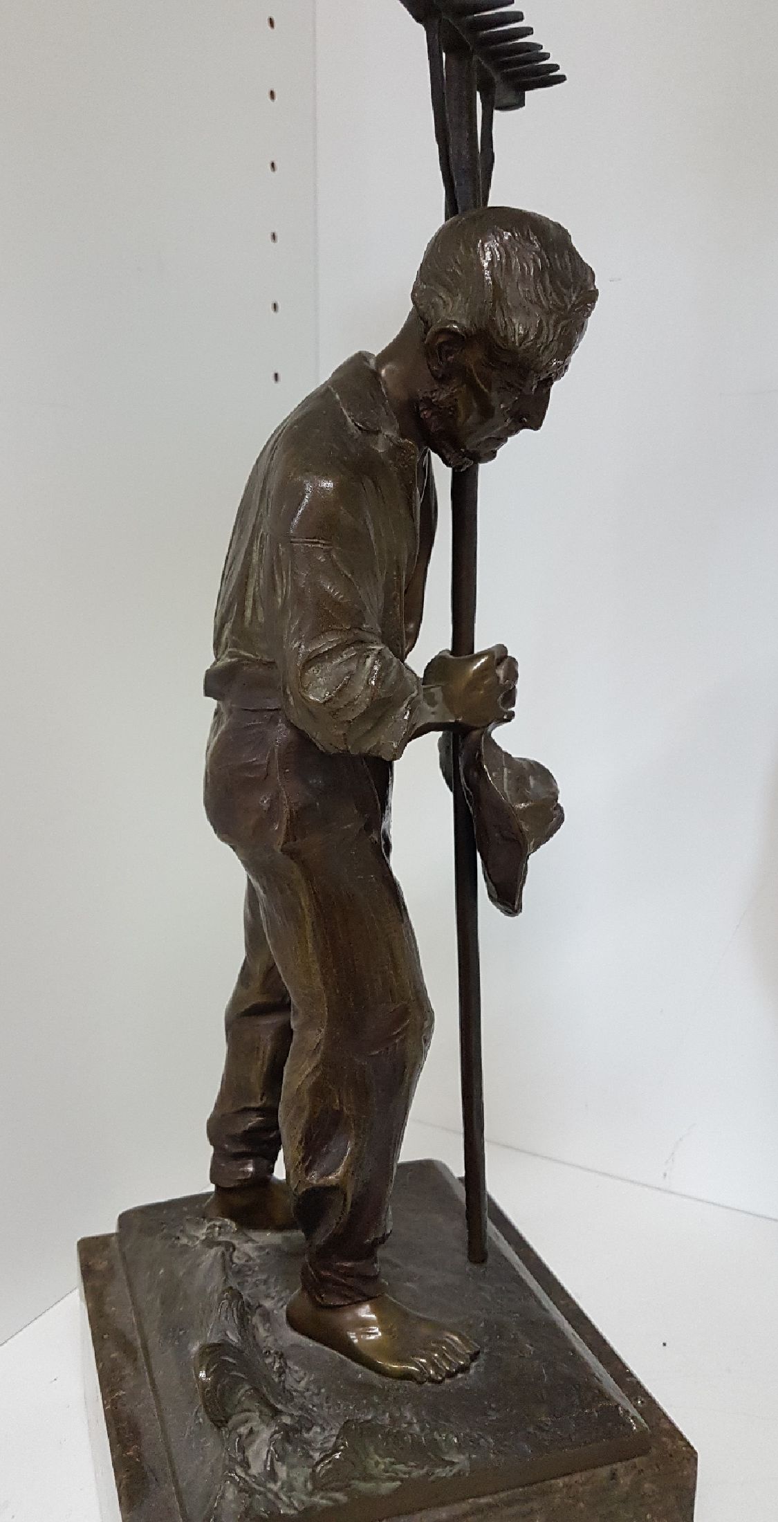 Detail f: Bronzeskulptur von Paul Ludwig Kowalczewski (1865-1910), Betender Bauer mit Rechen, signiert, Steinsockel, Gesamth. ca. 46cm