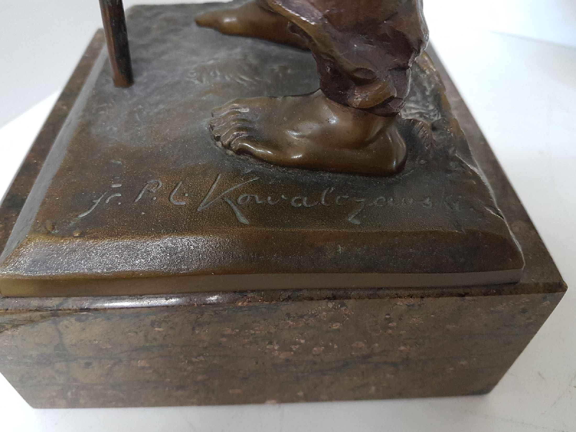 Detail g: Bronzeskulptur von Paul Ludwig Kowalczewski (1865-1910), Betender Bauer mit Rechen, signiert, Steinsockel, Gesamth. ca. 46cm