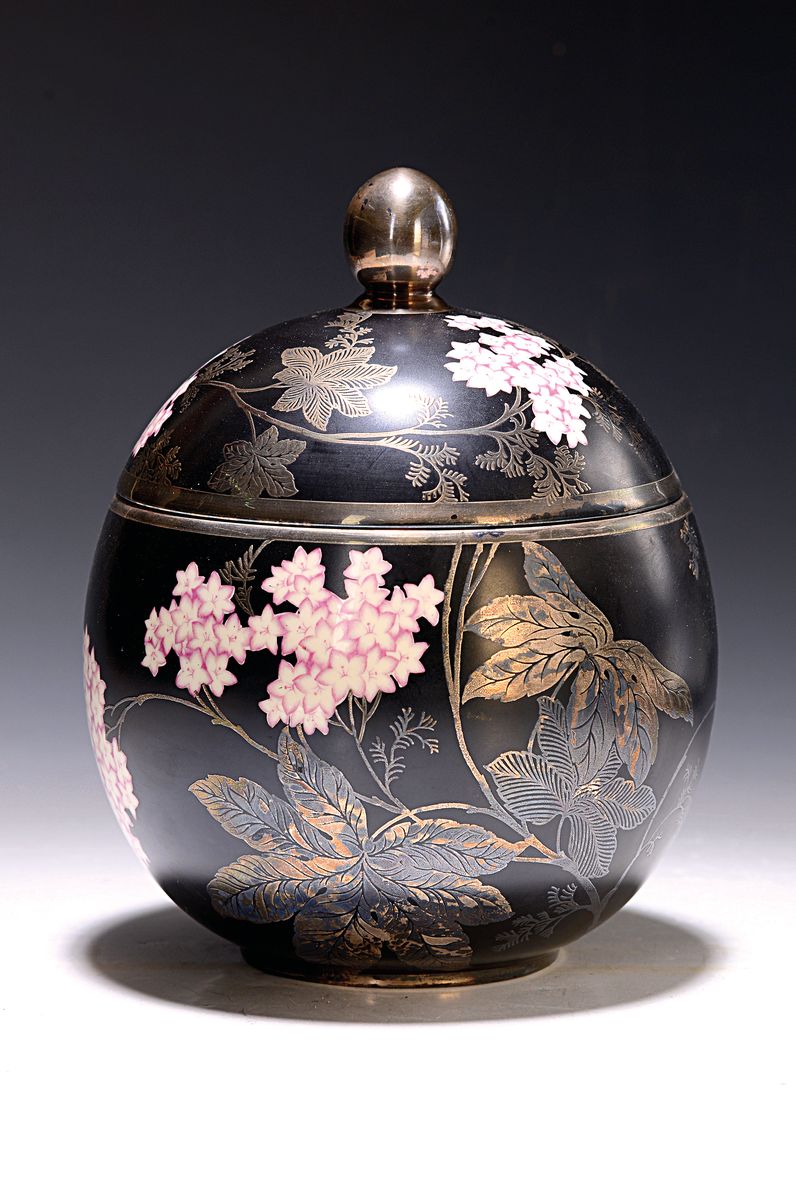 Deckeldose in Kugelform, Rosenthal, um 1936, Porzellan, schwarz glasiert, rosa-weißer Blütendekor, reiche Feinsilberauflage von Blättern und Laub, ...