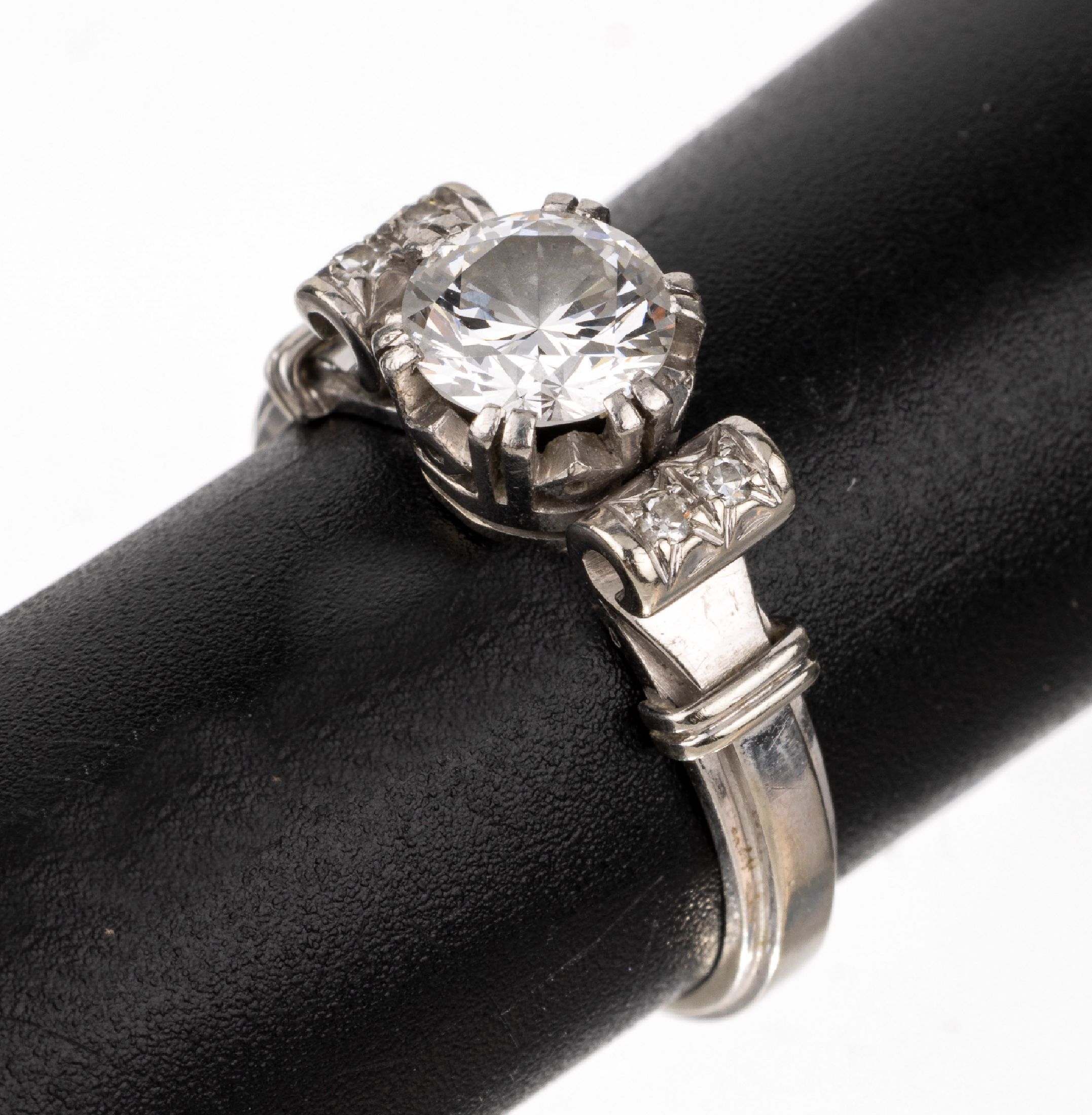 Platin Diamant-Ring, Pt. 590/000, mittig mit einem Brillant ca. 1.10 ct (grav.) Weiß/vs2, bogenf. Ringschultern mit kl. Diamantbesatz, RW 55, ca. ...