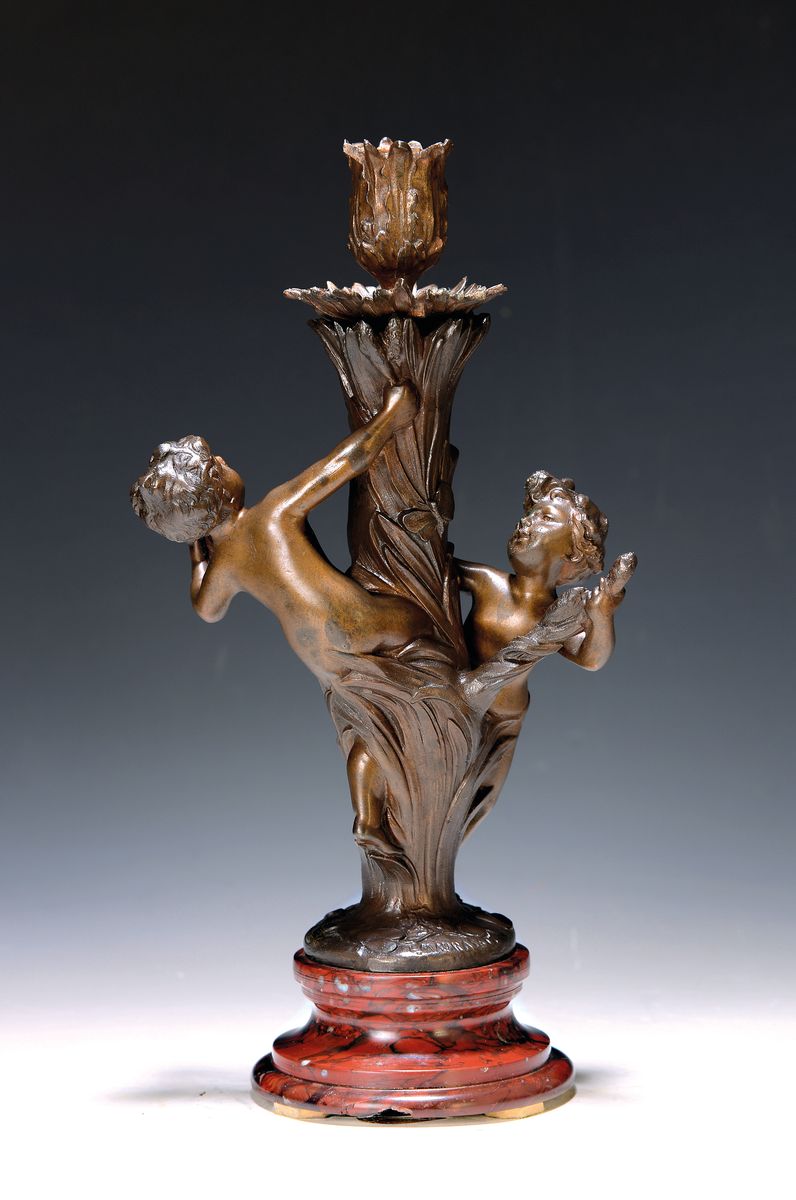 Kerzenleuchter nach Luc Madrassi (1848-1919), signiert, zwei Amoretten an einem Baumstamm, Steinsockel, H. ca. 30cm