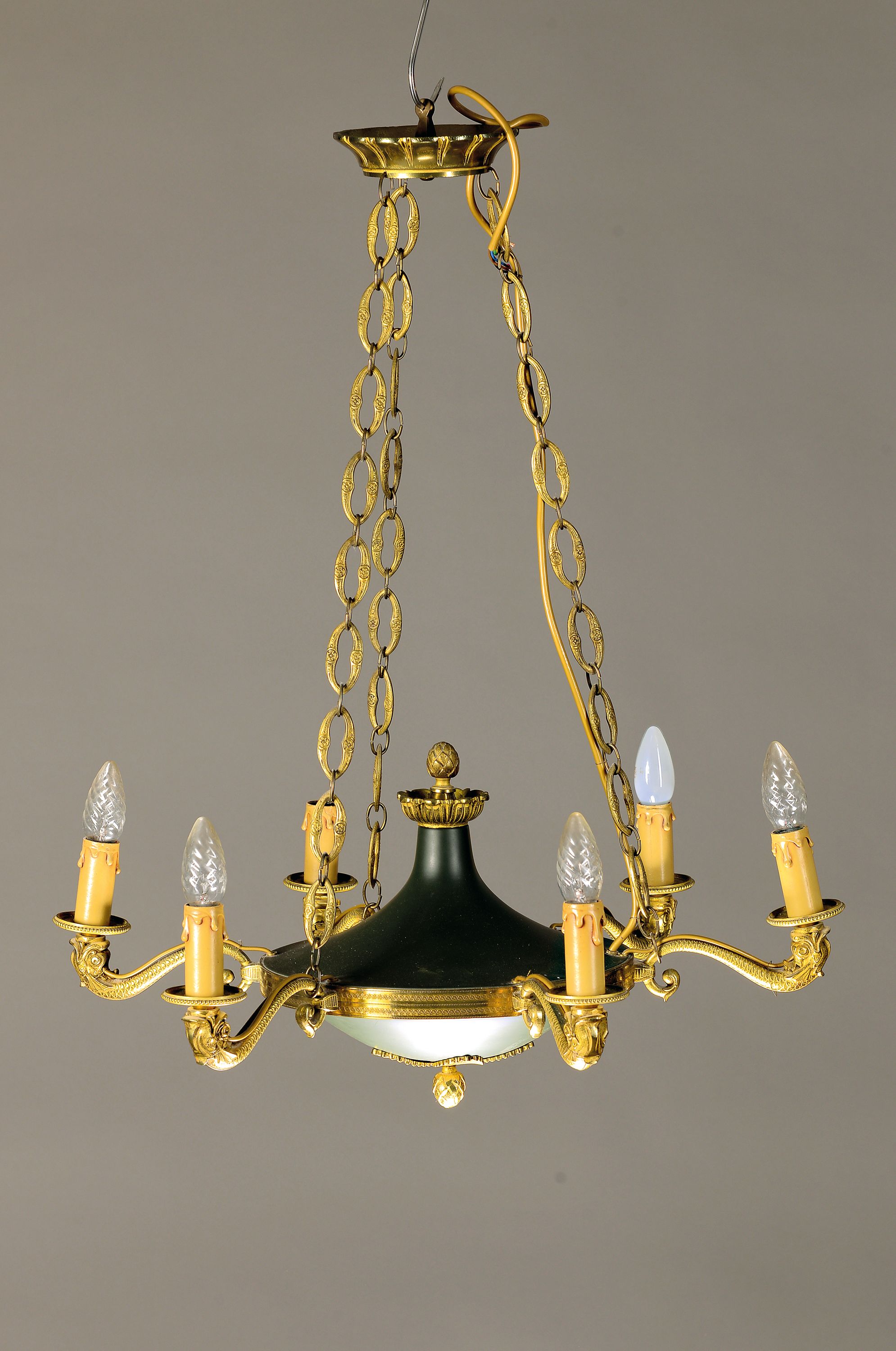Tischlampe/Figurenlampe, nach Vorbild, von Sevres, 20. Jh., Porzellanfu?, Metallmontur, eine Brennstelle, polychrom bemalt, l. Gebr.-spuren, Elektr. ...