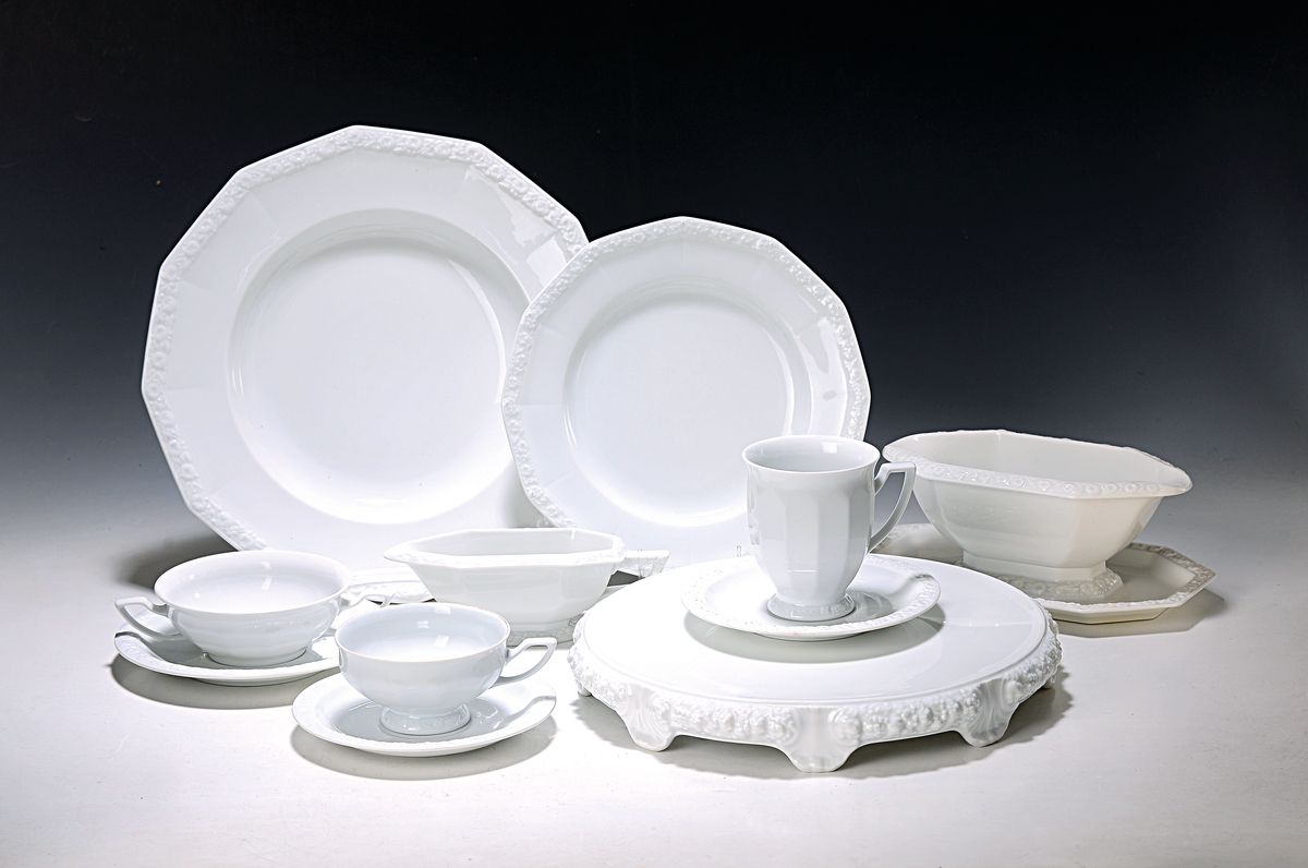 Umfangreiches Kaffee- und Speiseservice, Rosenthal, 20. Jh., Maria weiß, 5 hohe Bechertassen, 12 Teetassen, 15 Untertassen, 4 Mokkatassen mit 3 ...