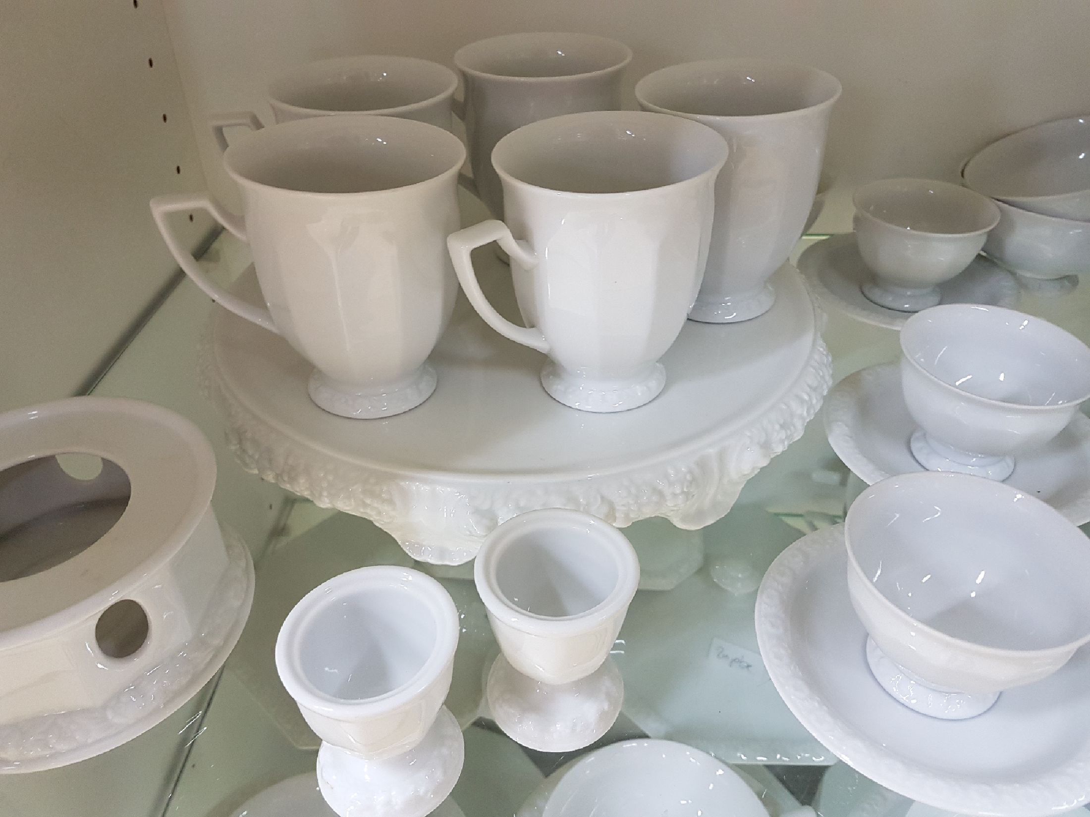 Detail a: Umfangreiches Kaffee- und Speiseservice, Rosenthal, 20. Jh., Maria weiß, 5 hohe Bechertassen, 12 Teetassen, 15 Untertassen, 4 Mokkatassen mit 3 ...
