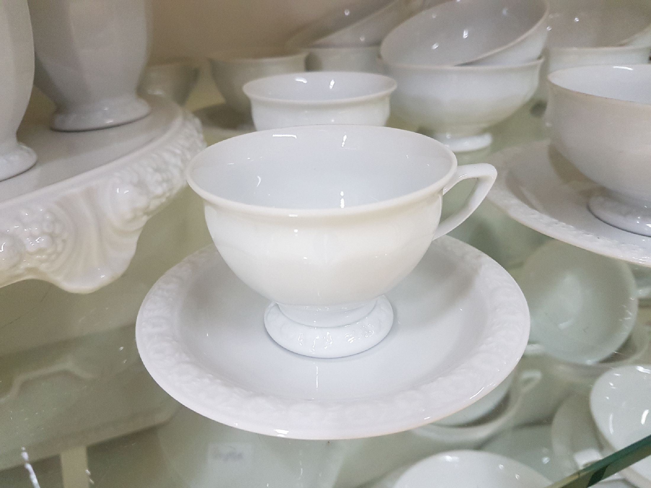 Detail b: Umfangreiches Kaffee- und Speiseservice, Rosenthal, 20. Jh., Maria weiß, 5 hohe Bechertassen, 12 Teetassen, 15 Untertassen, 4 Mokkatassen mit 3 ...