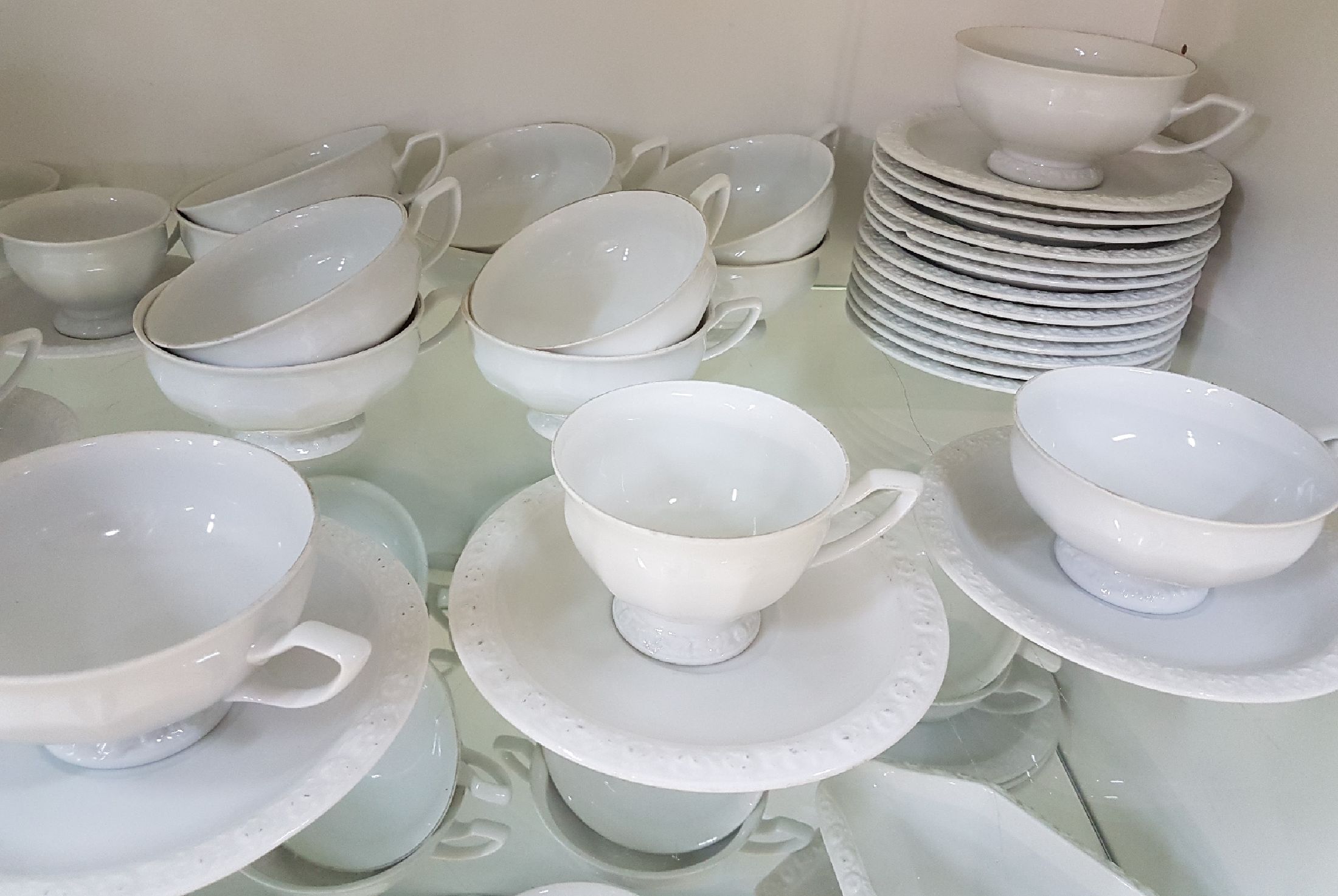 Detail c: Umfangreiches Kaffee- und Speiseservice, Rosenthal, 20. Jh., Maria weiß, 5 hohe Bechertassen, 12 Teetassen, 15 Untertassen, 4 Mokkatassen mit 3 ...