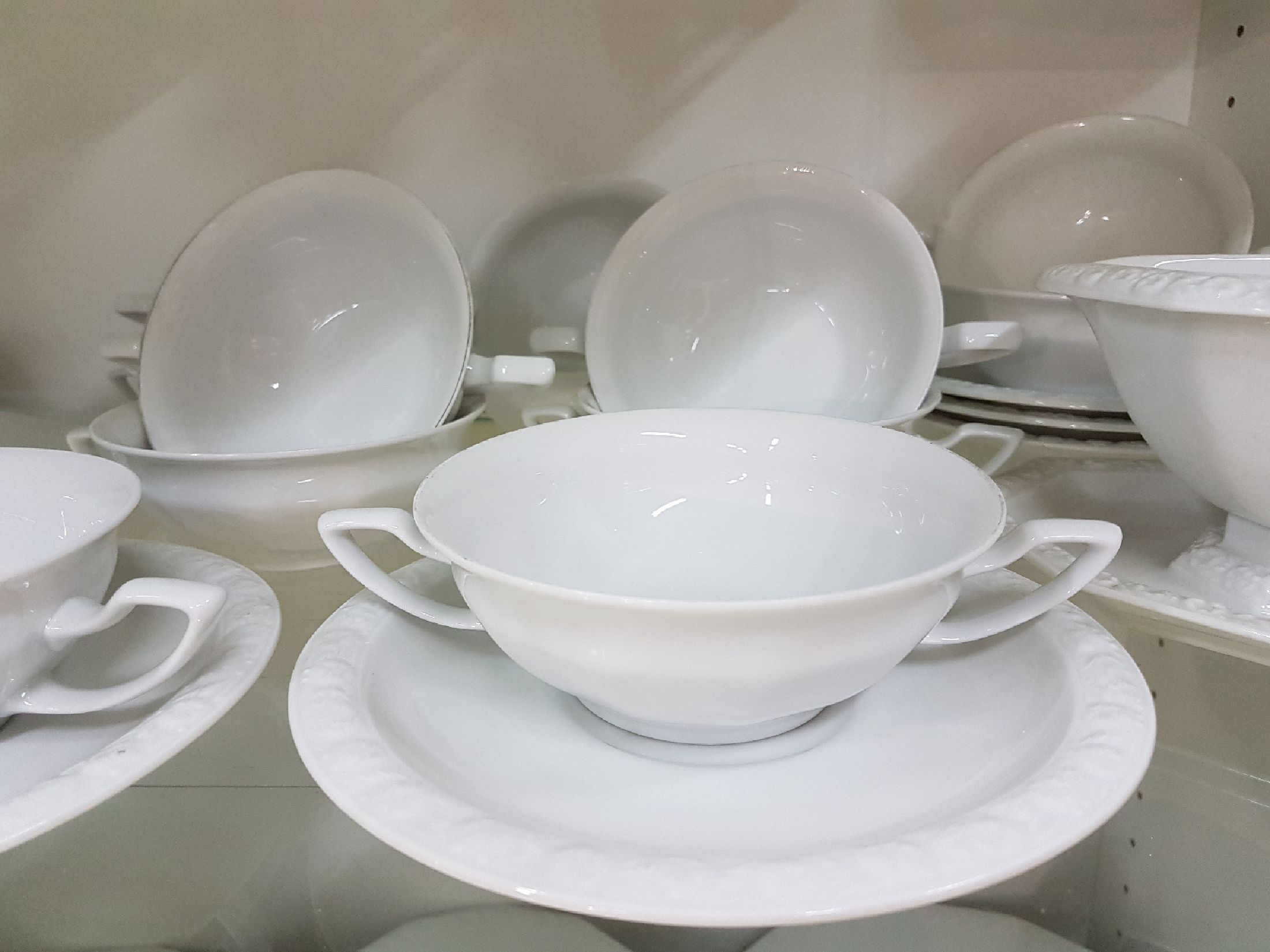 Detail e: Umfangreiches Kaffee- und Speiseservice, Rosenthal, 20. Jh., Maria weiß, 5 hohe Bechertassen, 12 Teetassen, 15 Untertassen, 4 Mokkatassen mit 3 ...