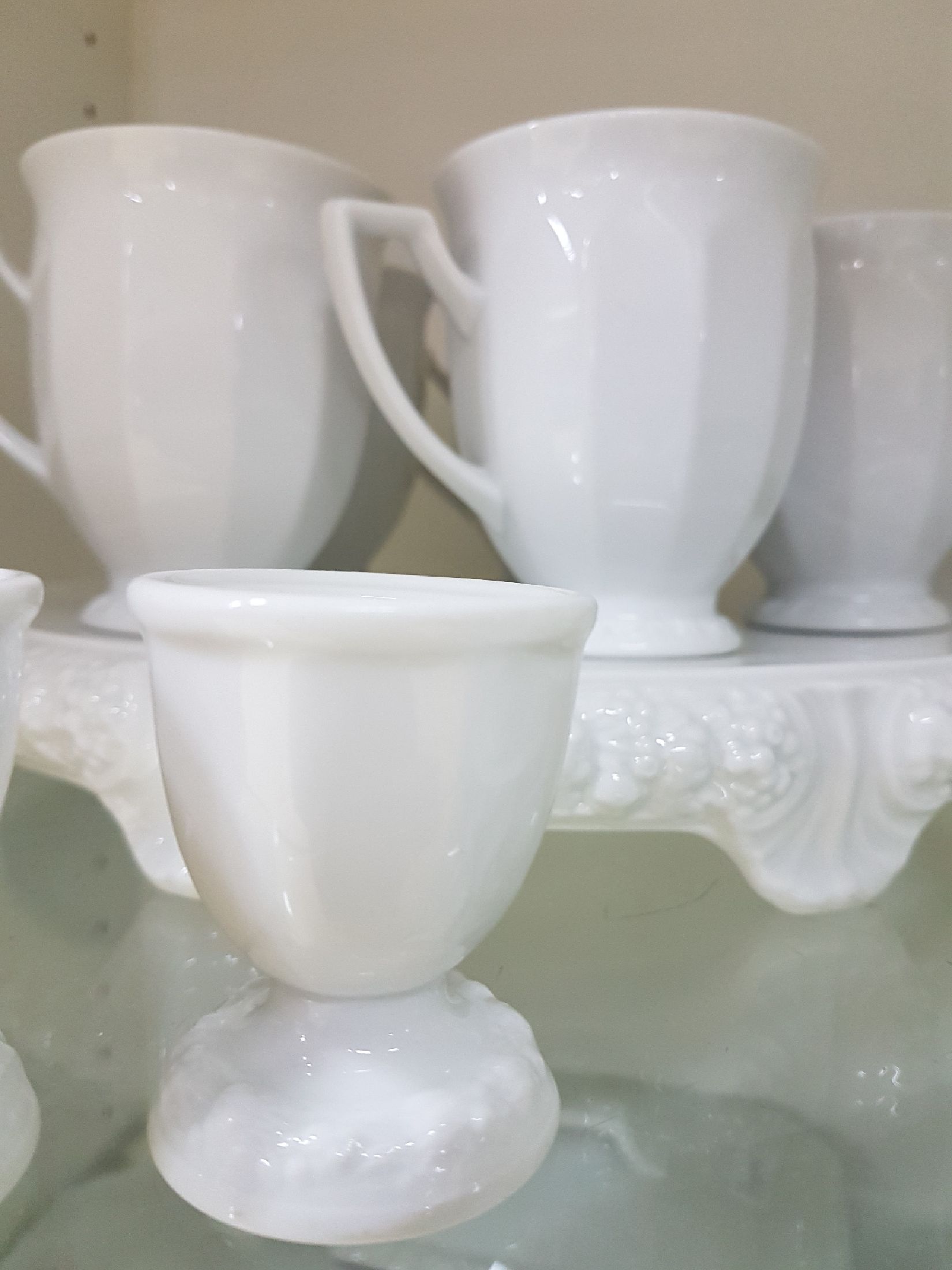Detail h: Umfangreiches Kaffee- und Speiseservice, Rosenthal, 20. Jh., Maria weiß, 5 hohe Bechertassen, 12 Teetassen, 15 Untertassen, 4 Mokkatassen mit 3 ...