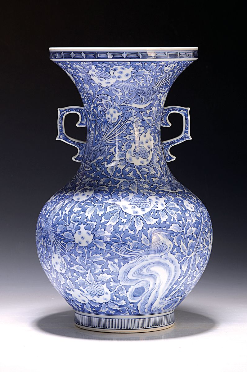 Doppelhenkelvase, China, 20. Jh., Porzellan mit klassischer blauer Malerei unter der Glasur, H. ca. 37cm