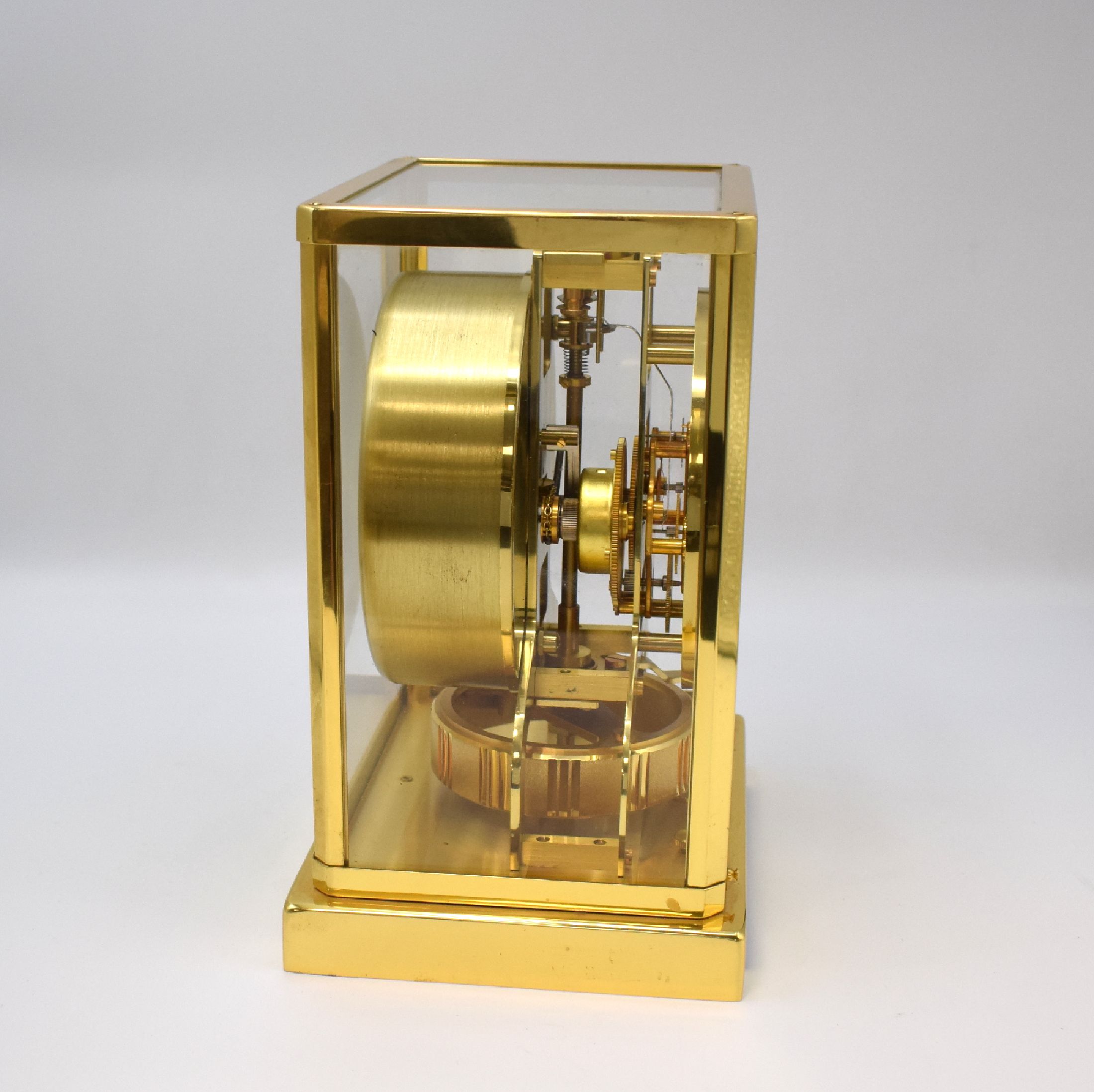 Detail b: Jaeger-LeCoultre Drehpendel-Tischuhr Atmos V Referenz 5800 Modell Classic, Schweiz um 1965, verg., 5-seitig vergl. Geh., nach vorn zu öffnen durch ...