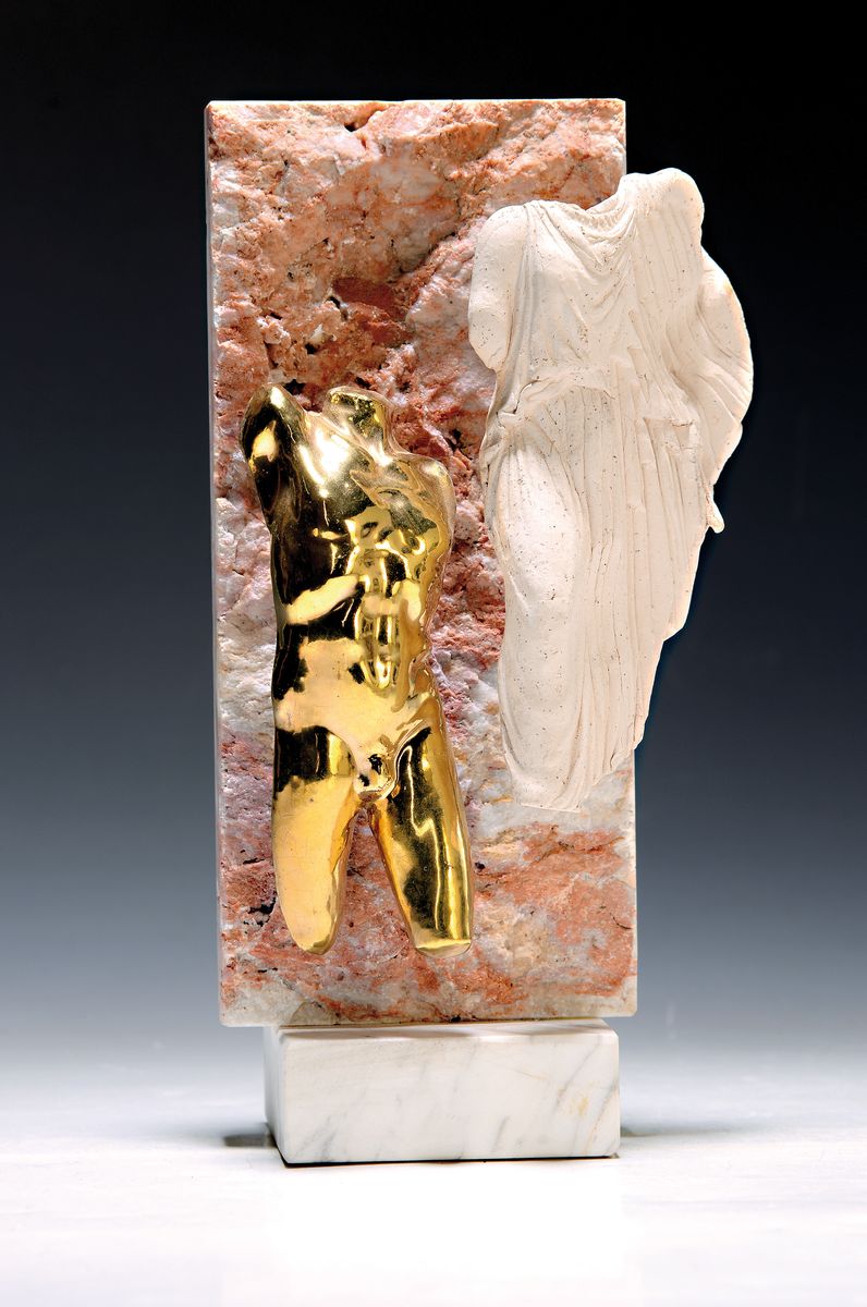 Volker Kühn, 1948 Neuenkirchen-2023 Lilienthal, männlicher Torso, Metall vergoldet, aus grob behauenem Stein montiert und mit geflügelter Keramik ...